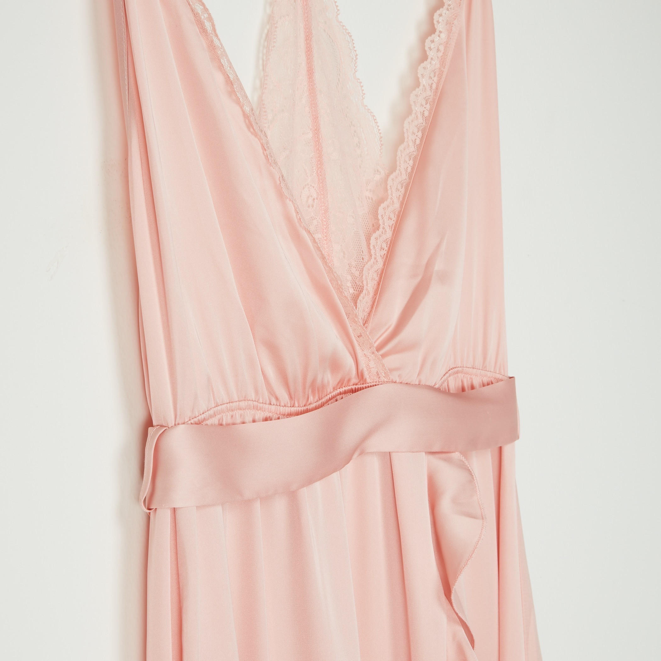 قميص نوم طويل بحمّالات قابلة للتعديل وتفاصيل كشكش-women-clothing-nightwear-nighties-image-3