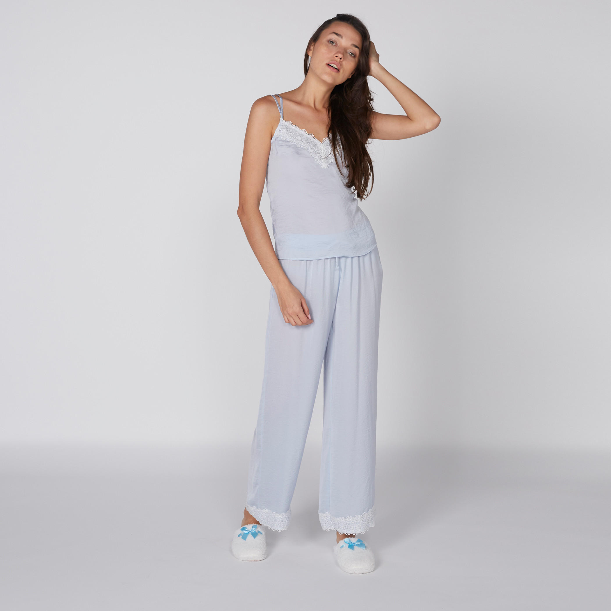 طقم بنطال بيجاما وبلوزة بحمّالات رفيعة وتفاصيل من الدانتيل-women-clothing-nightwear-pyjamas-longsets-image-1