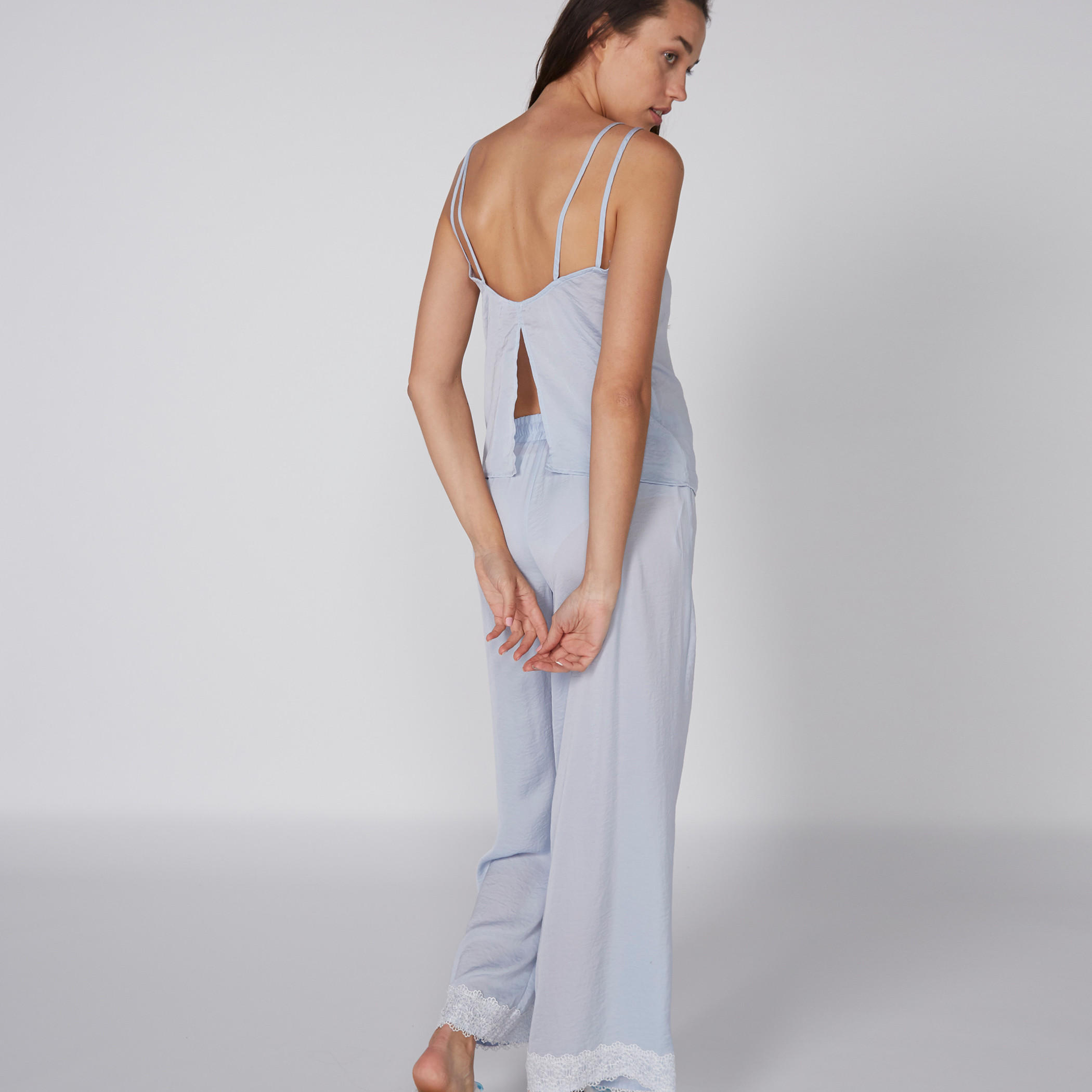 طقم بنطال بيجاما وبلوزة بحمّالات رفيعة وتفاصيل من الدانتيل-women-clothing-nightwear-pyjamas-longsets-image-3