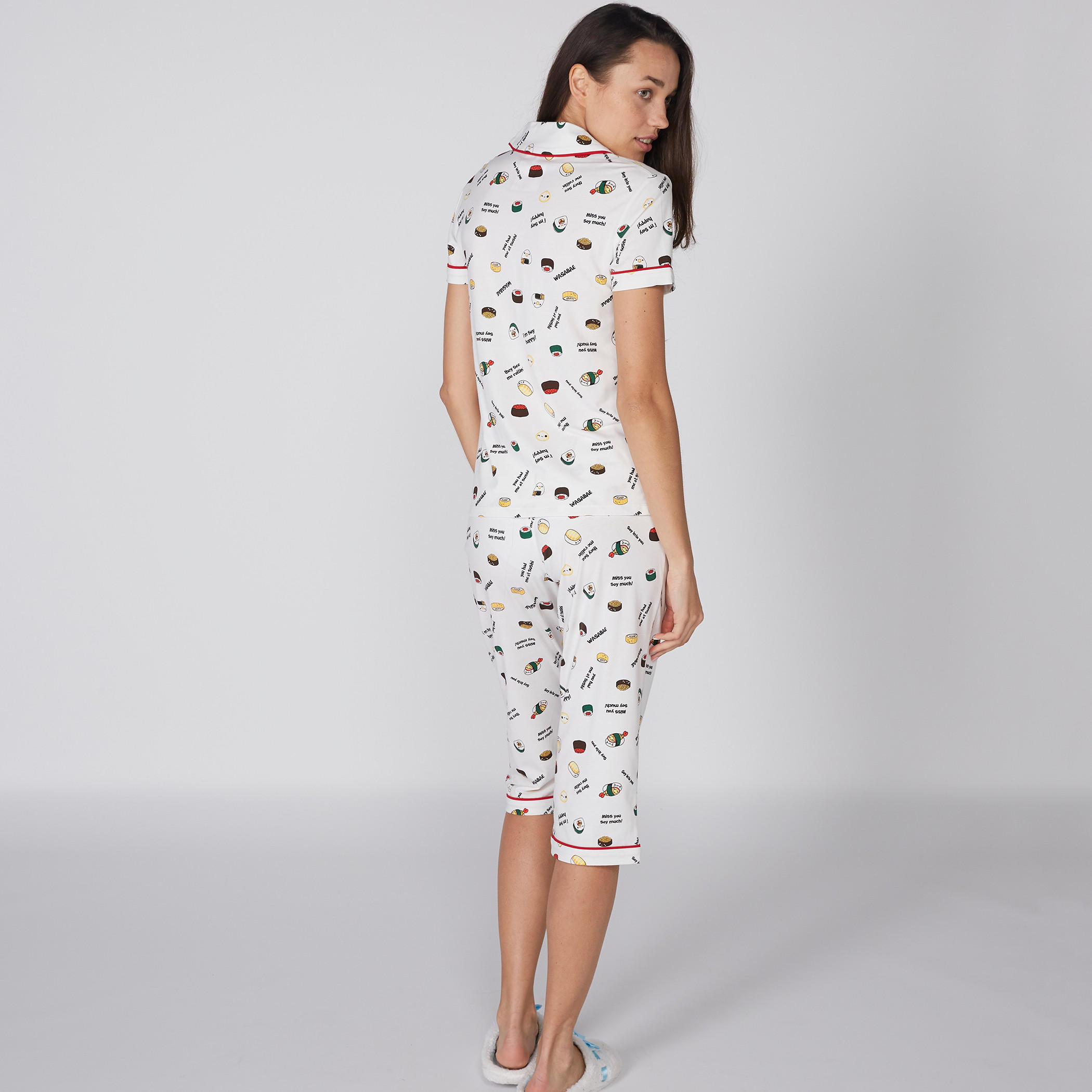 طقم بناطال كابري وقميص بياقة طويلة وأكمام قصيرة وطبعات-women-clothing-nightwear-pyjamas-longsets-image-3
