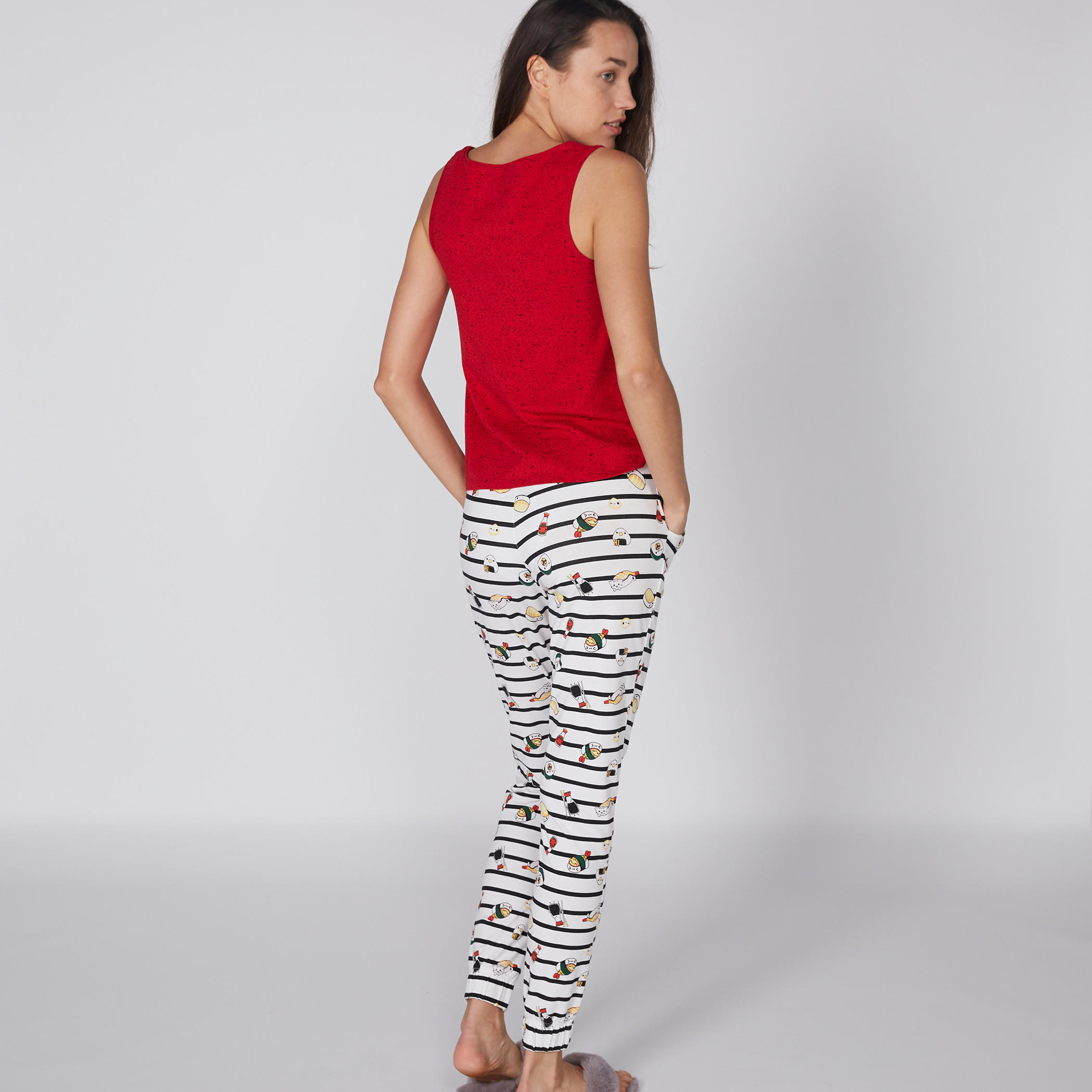 طقم تيشيرت وبنطال بيجاما بطبعات-women-clothing-nightwear-pyjamas-longsets-image-3