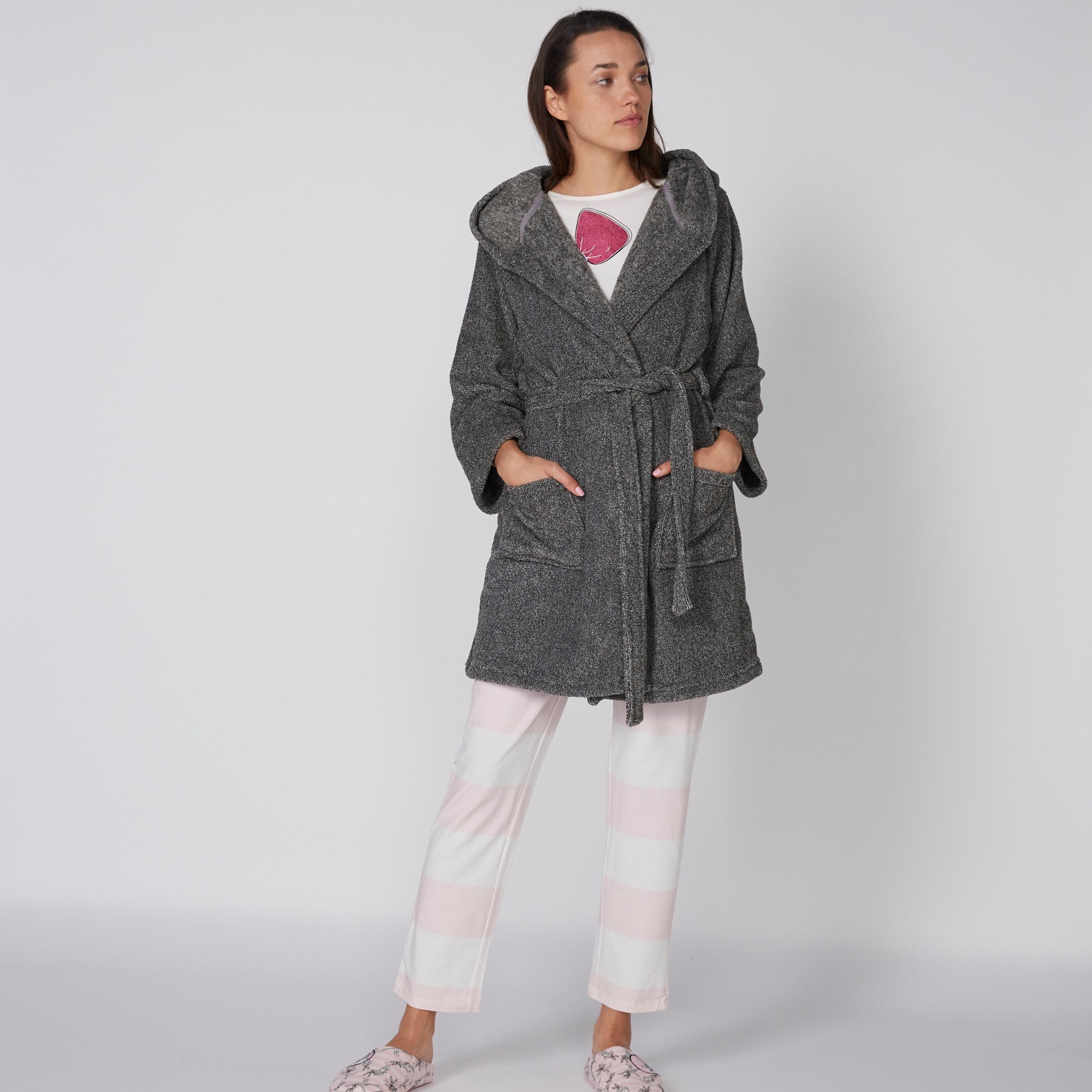 روب بأكمام طويلة وقبعة متصلة ورباط للإغلاق-women-clothing-nightwear-robes-image-1