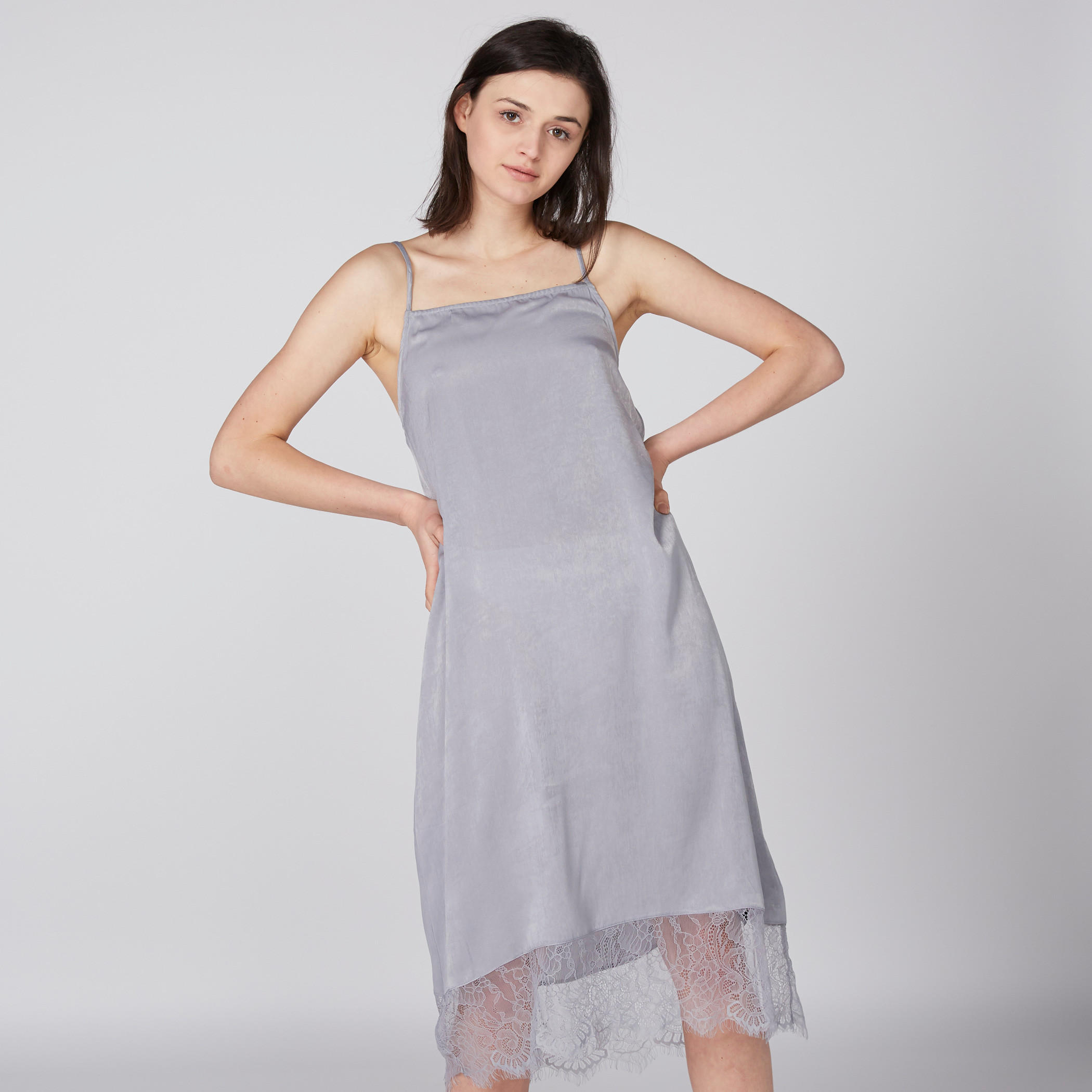 فستان نوم بحمّالات رفيعة وتفاصيل دانتيل-women-clothing-nightwear-nighties-image-1