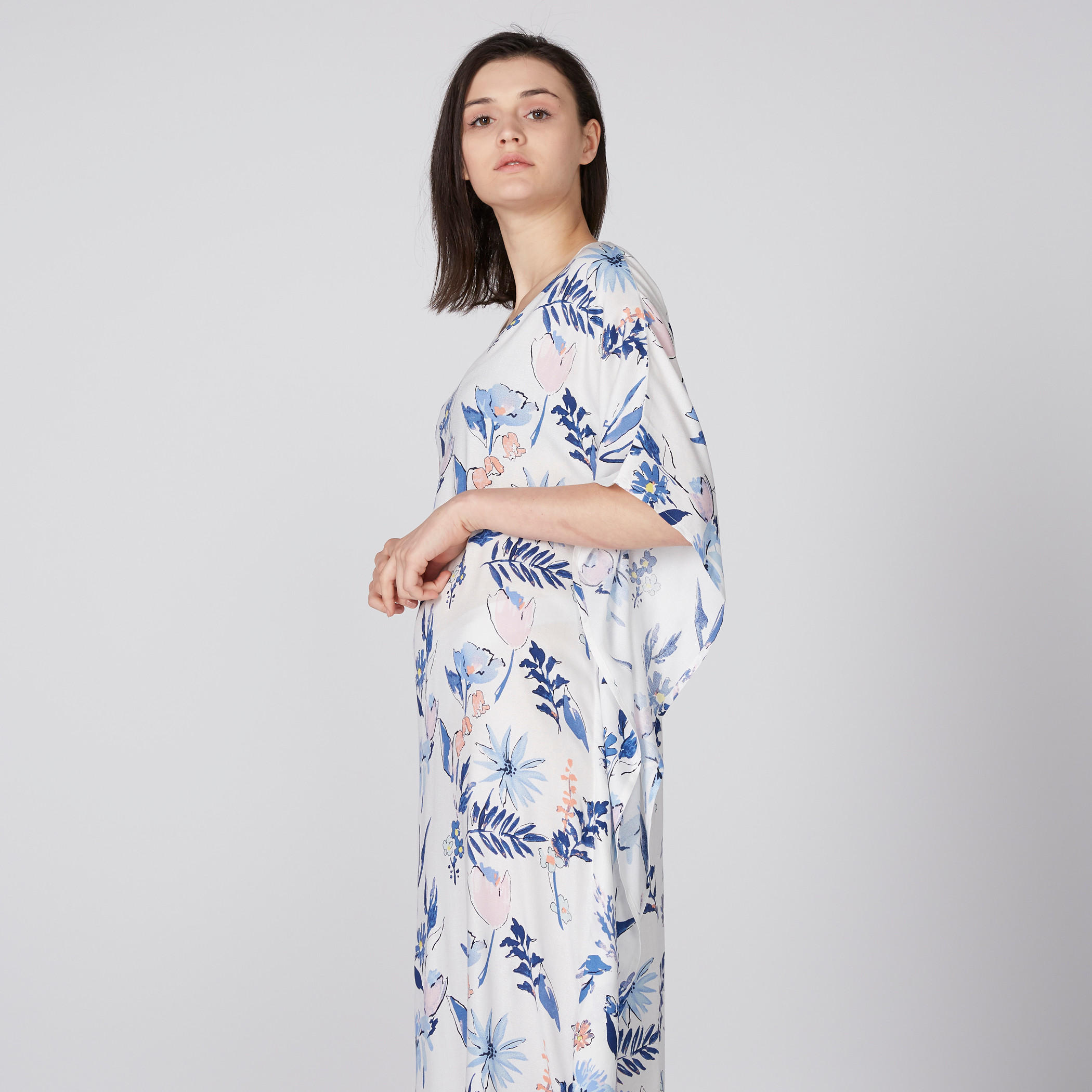 فستان طويل بياقة V وحوّاف غير مستويّة وطبعات-women-clothing-nightwear-nighties-image-1