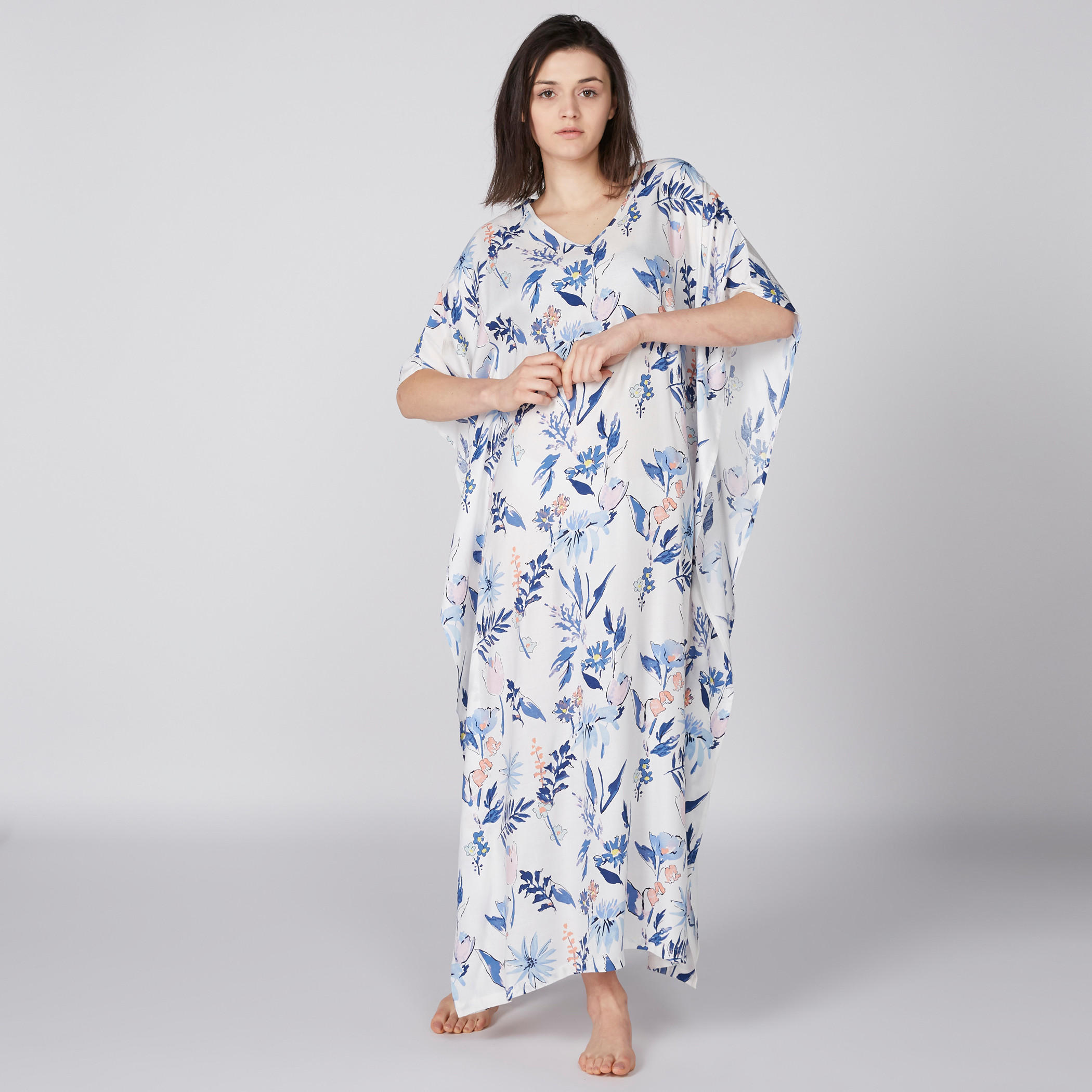 فستان طويل بياقة V وحوّاف غير مستويّة وطبعات-women-clothing-nightwear-nighties-image-2