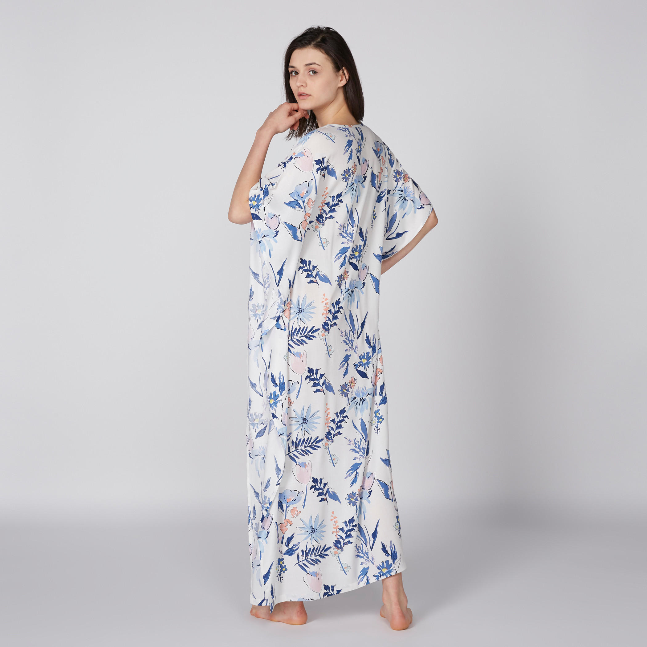 فستان طويل بياقة V وحوّاف غير مستويّة وطبعات-women-clothing-nightwear-nighties-image-3