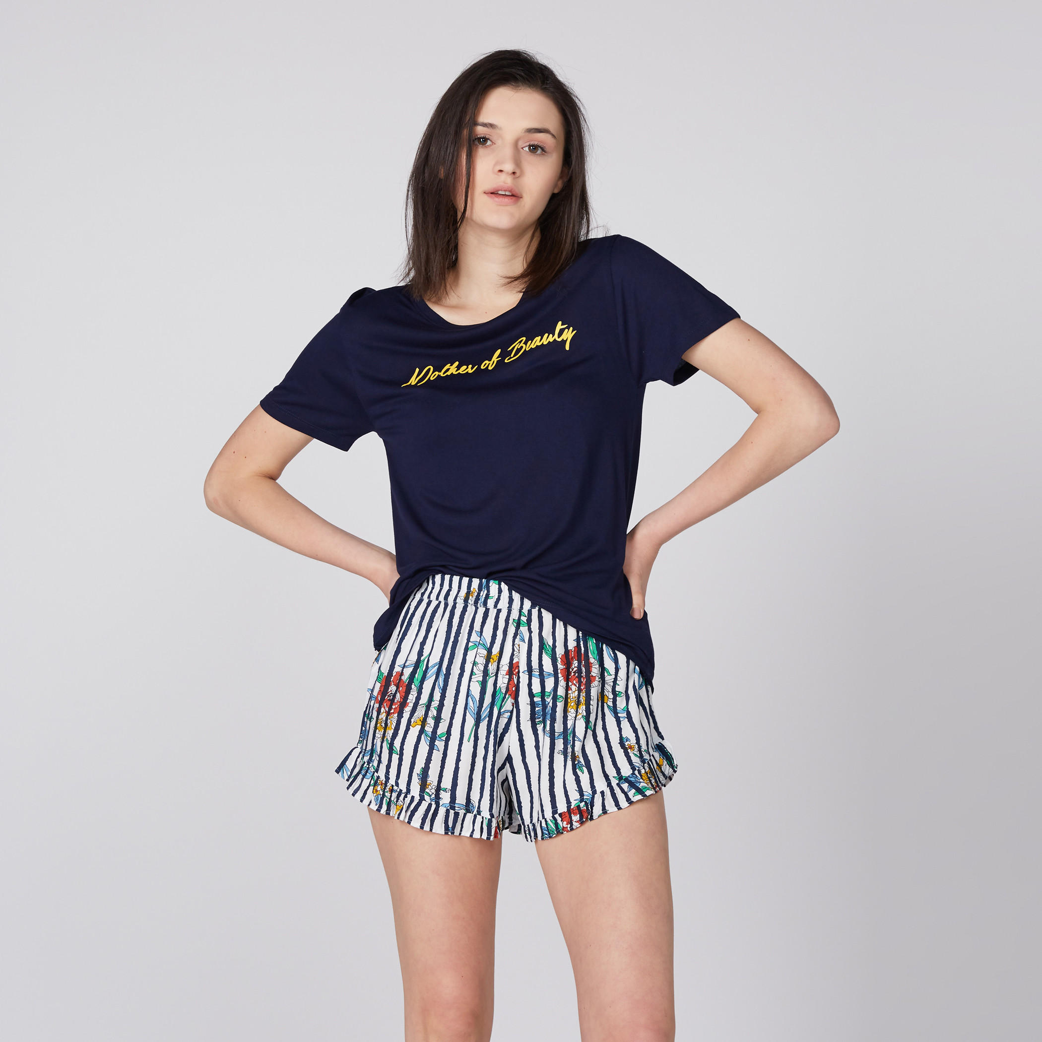 طقم شورت بطبعات وتيشيرت بياقة مستديرة-women-clothing-nightwear-pyjamas-longsets-image-3