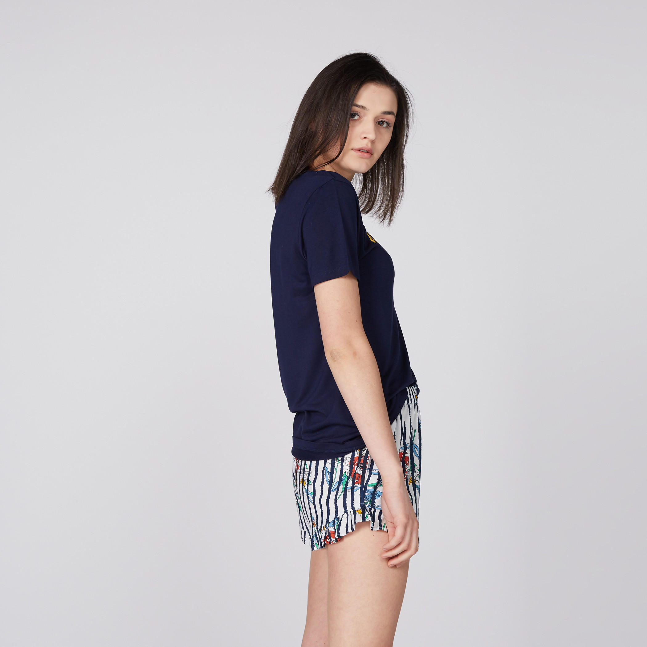 طقم شورت بطبعات وتيشيرت بياقة مستديرة-women-clothing-nightwear-pyjamas-longsets-image-2
