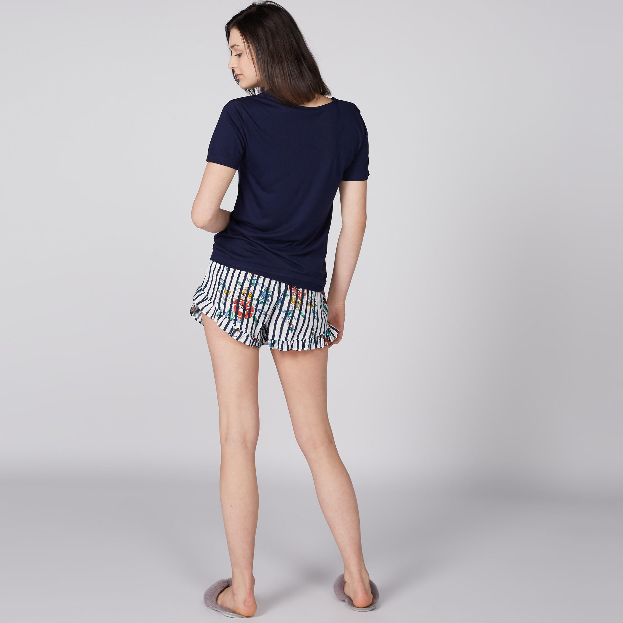 طقم شورت بطبعات وتيشيرت بياقة مستديرة-women-clothing-nightwear-pyjamas-longsets-image-1