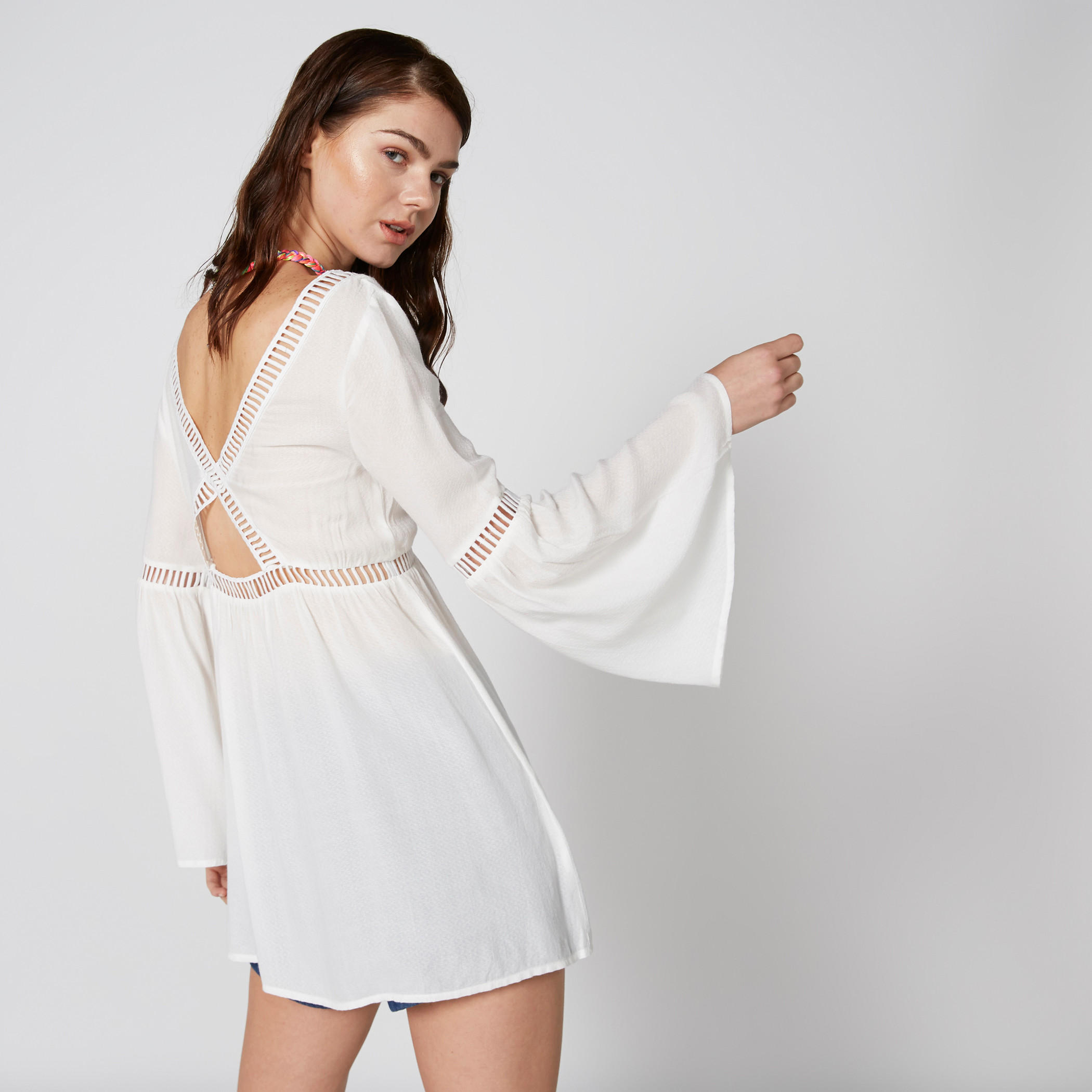 بلوزة بياقة V وأكمام عريضة وتفاصيل مفرغة-women-clothing-shirtsandblouses-blouses-image-2