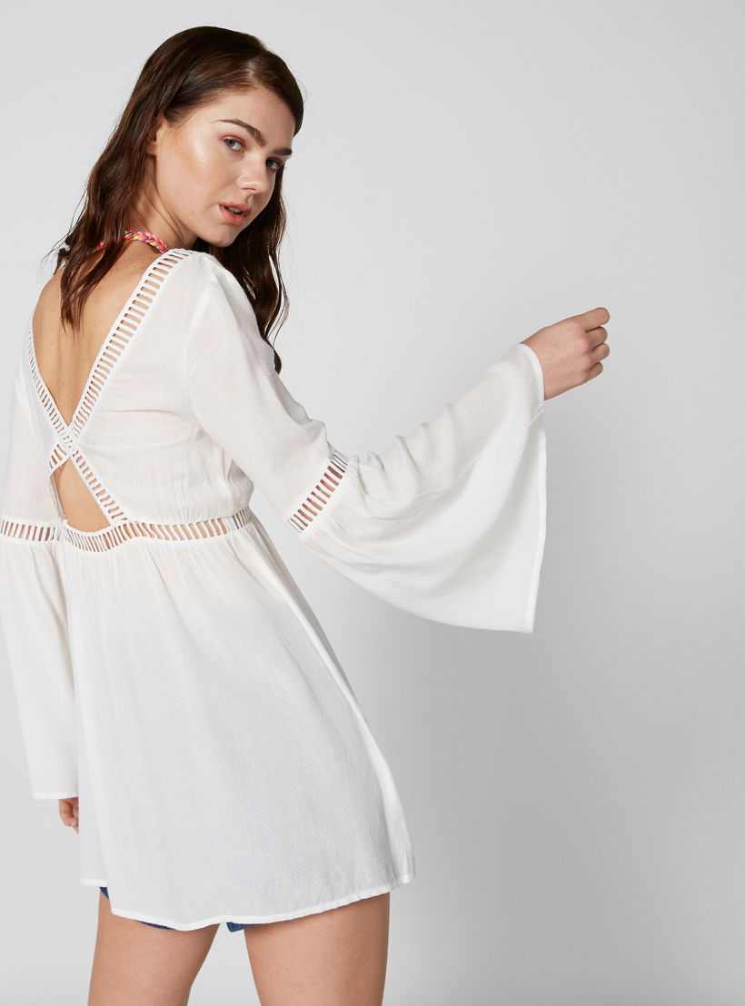 بلوزة بياقة V وأكمام عريضة وتفاصيل مفرغة-women-clothing-shirtsandblouses-blouses-image-2