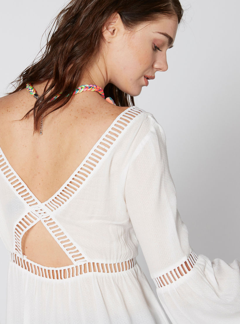 بلوزة بياقة V وأكمام عريضة وتفاصيل مفرغة-women-clothing-shirtsandblouses-blouses-image-4