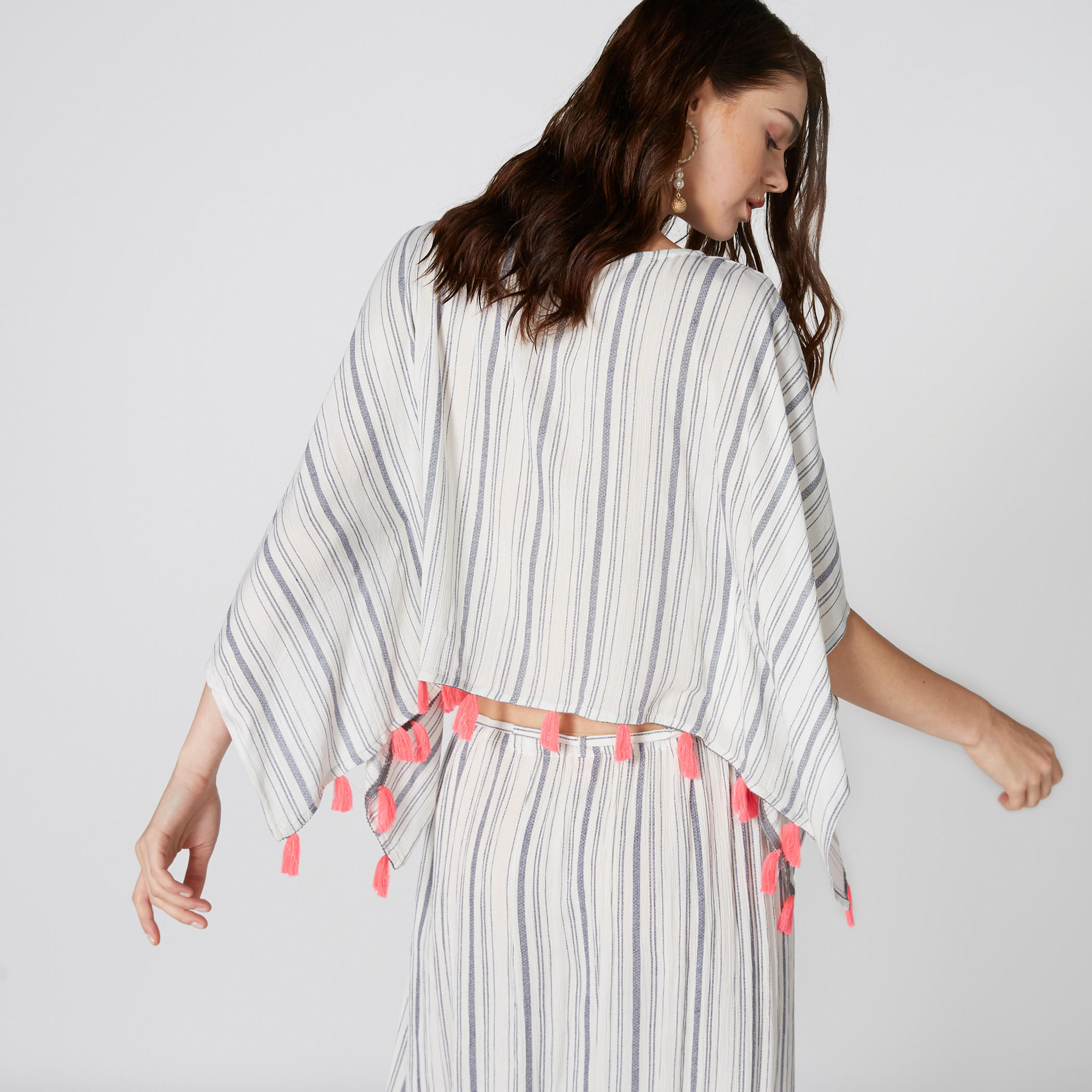 قفطان مقلم بياقة V وشُرّابات-women-clothing-shirtsandblouses-blouses-image-2