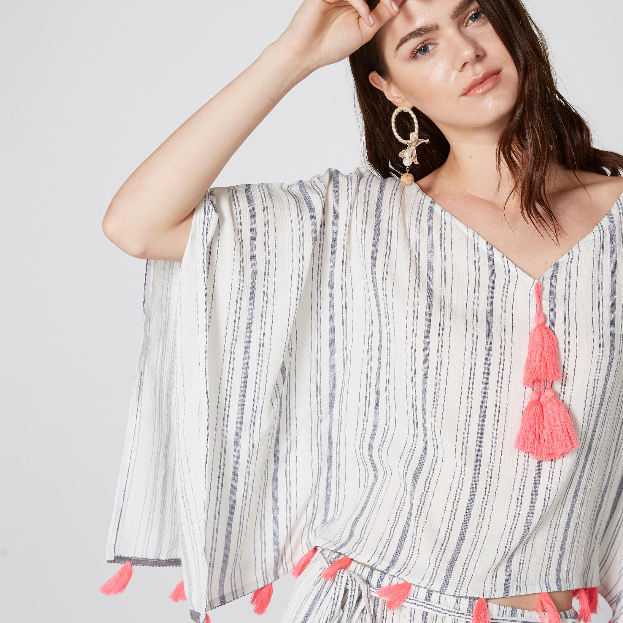 قفطان مقلم بياقة V وشُرّابات-women-clothing-shirtsandblouses-blouses-image-3