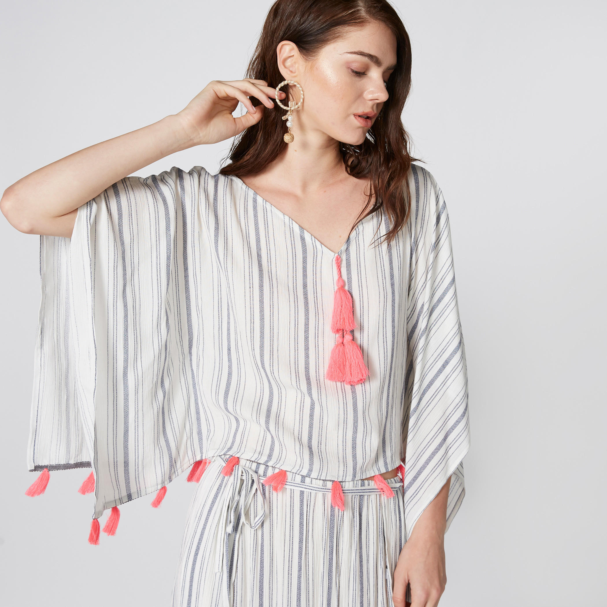 قفطان مقلم بياقة V وشُرّابات-women-clothing-shirtsandblouses-blouses-image-4