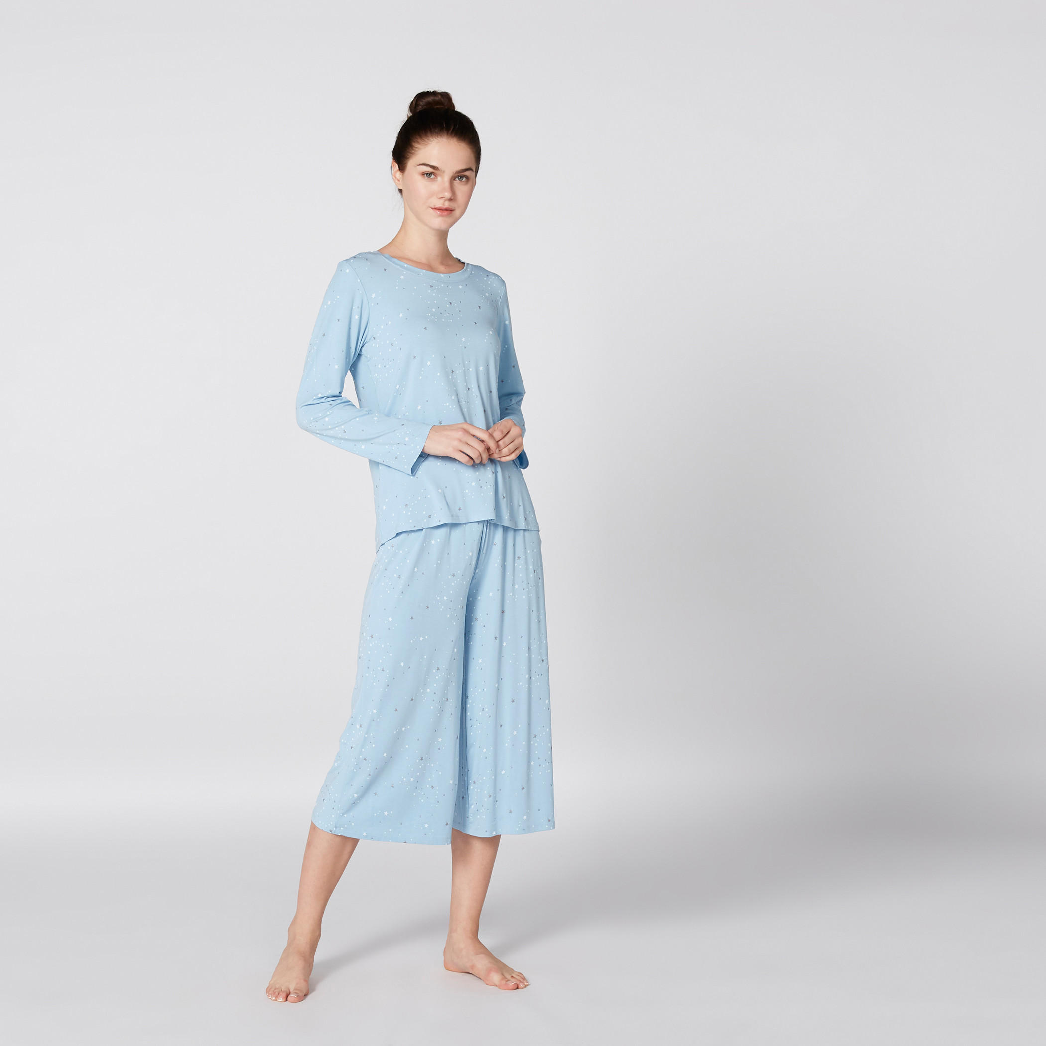 طقم بنطال كابري وتيشيرت بطبعات-women-clothing-nightwear-pyjamas-longsets-image-1
