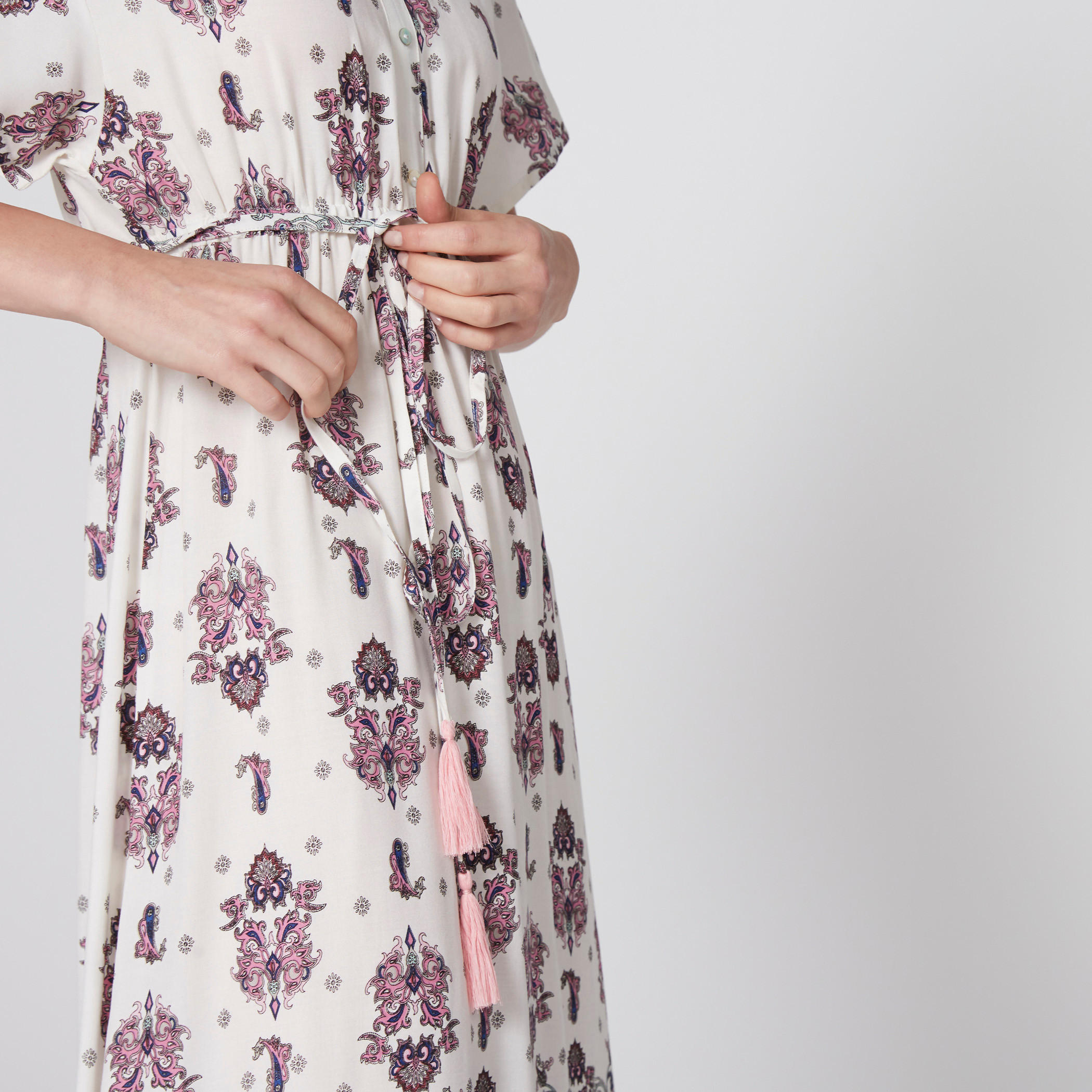 قميص نوم طويل بياقة مستديرة وأكمام قصيرة وطبعات-women-clothing-nightwear-nighties-image-2