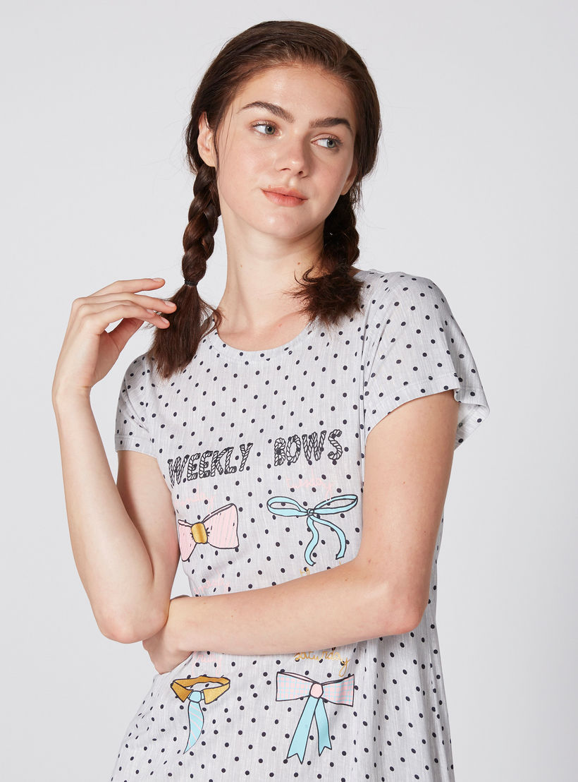 قميص نوم طويل بياقة مستديرة وأكمام كاب وطبعات-women-clothing-nightwear-nighties-image-2