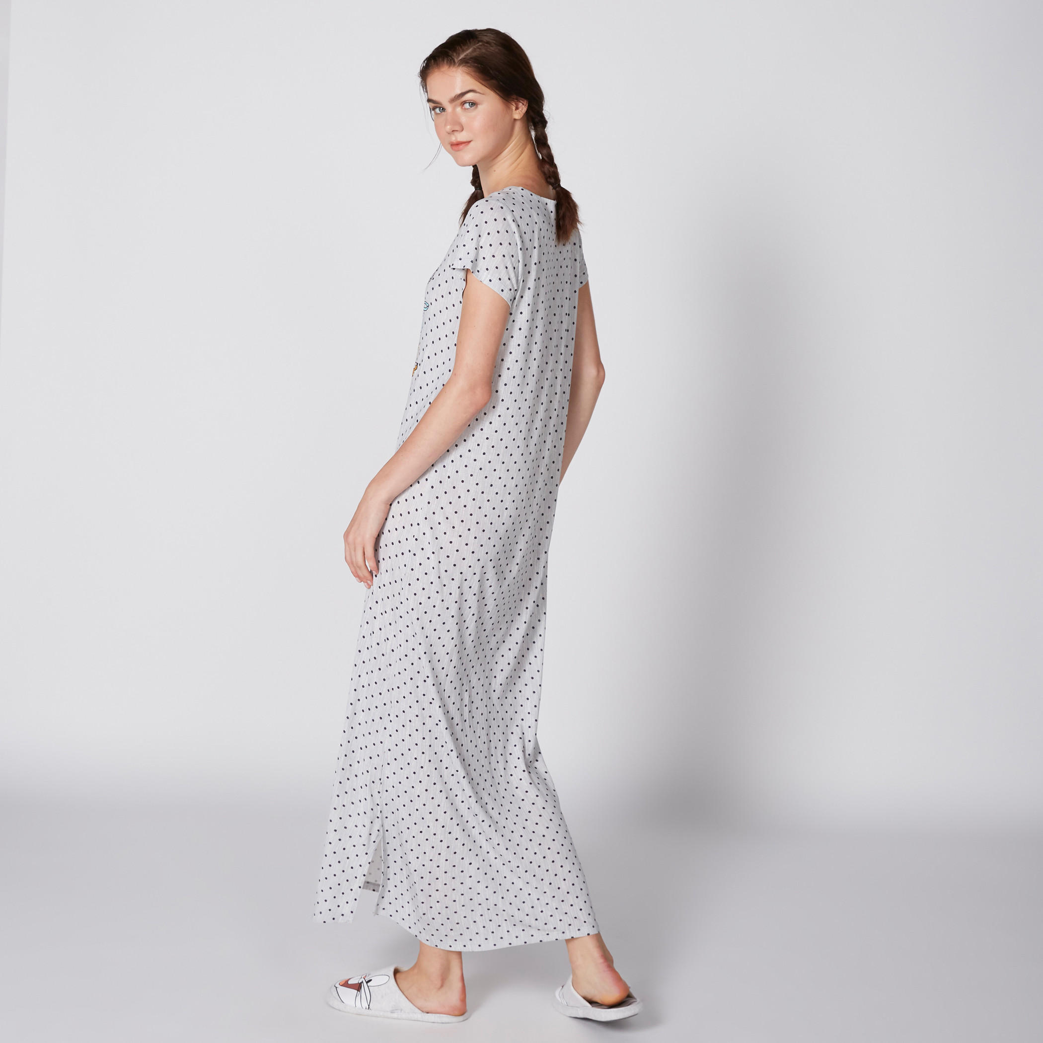 قميص نوم طويل بياقة مستديرة وأكمام كاب وطبعات-women-clothing-nightwear-nighties-image-3