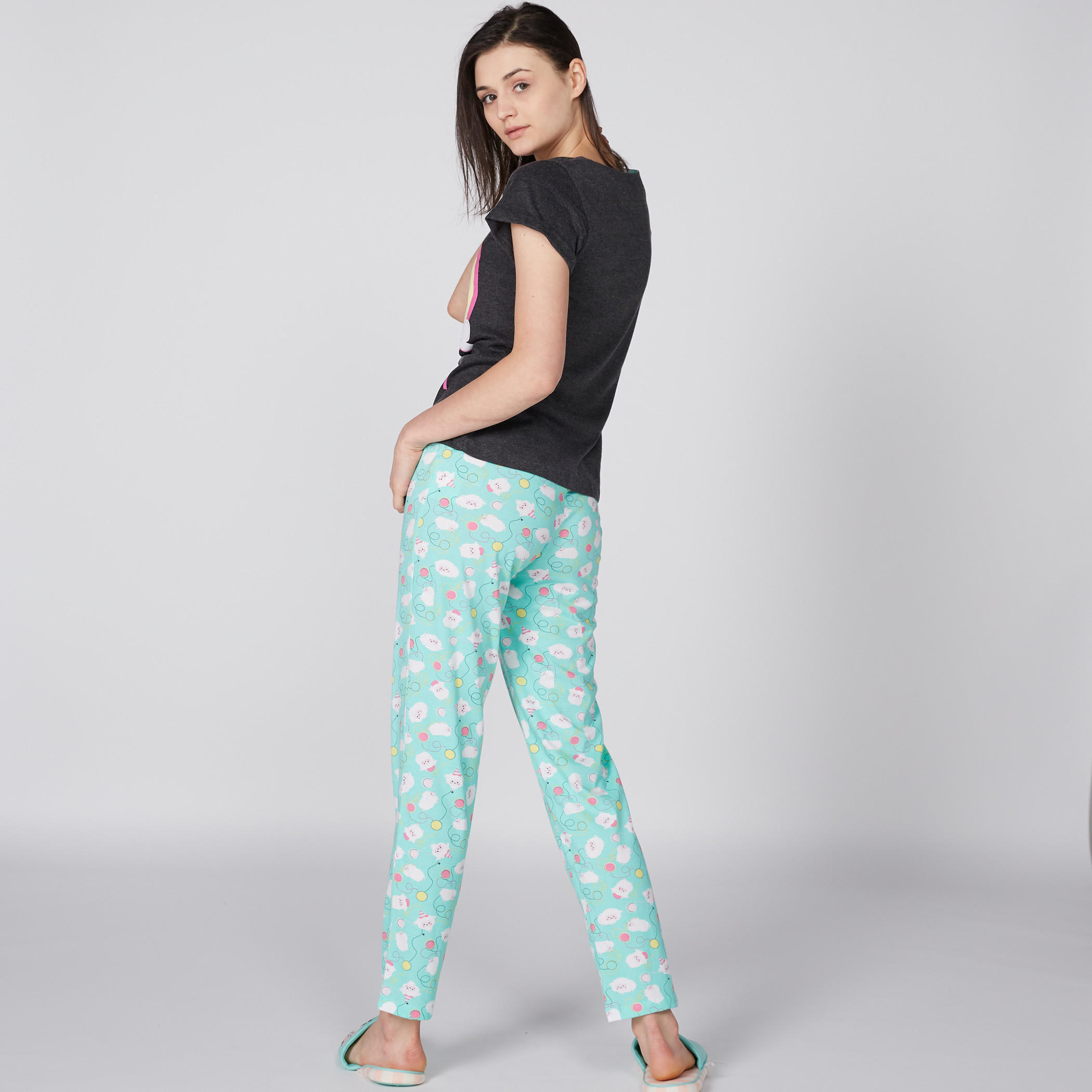 طقم بنطال بيجاما وتيشيرت بطبعات-women-clothing-nightwear-pyjamas-longsets-image-3