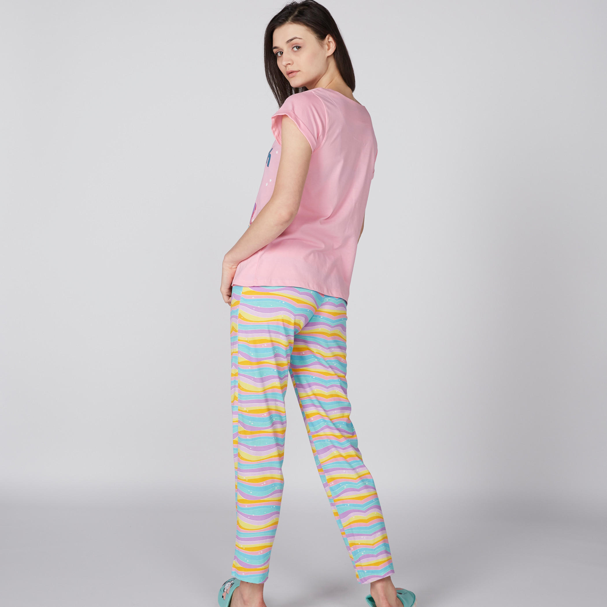 طقم بنطال بيجاما وتيشيرت بطبعات-women-clothing-nightwear-pyjamas-longsets-image-3