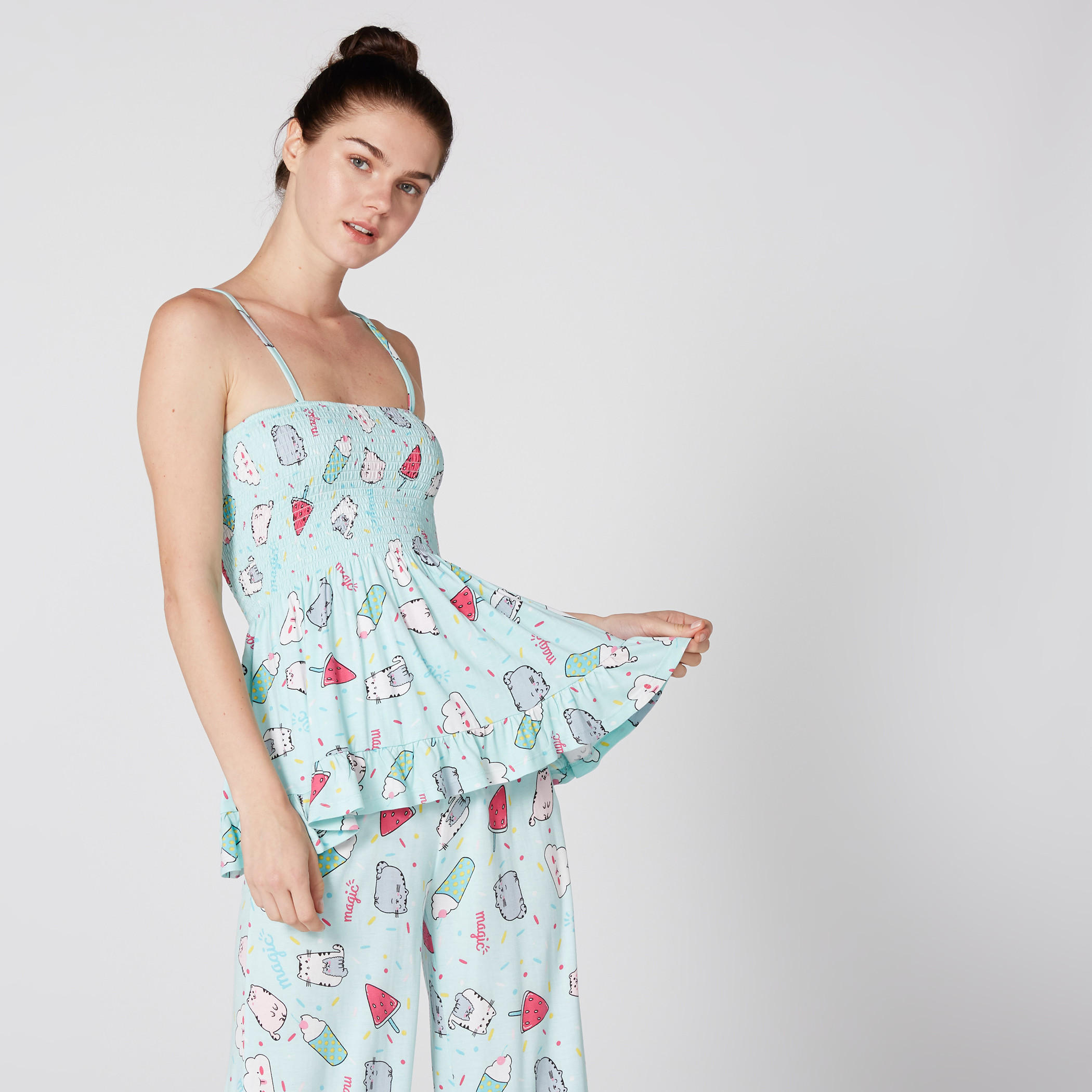طقم بنطال كابري بتفاصيل كشكش وبلوزة دون أكمام بطبعات-women-clothing-nightwear-pyjamas-longsets-image-1