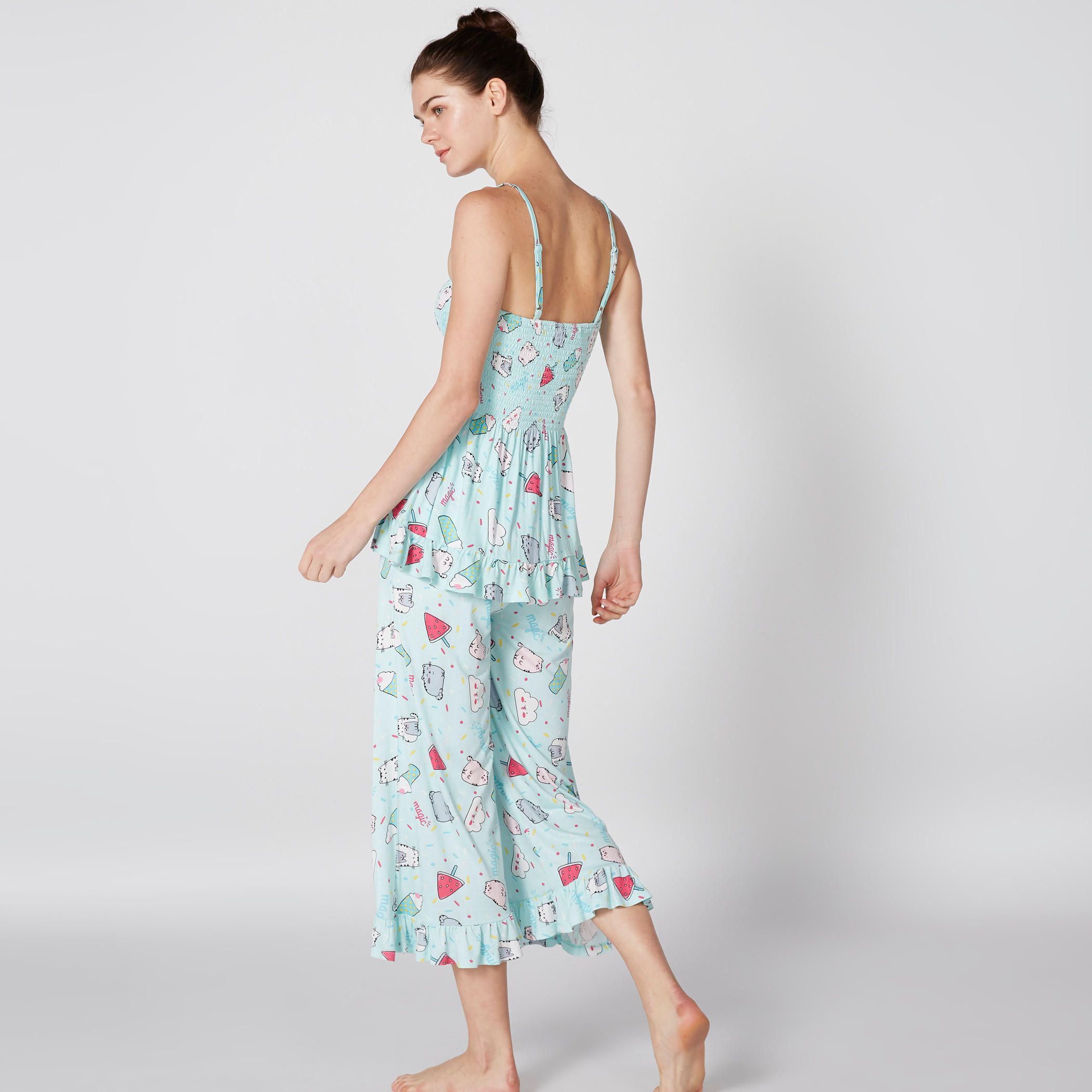 طقم بنطال كابري بتفاصيل كشكش وبلوزة دون أكمام بطبعات-women-clothing-nightwear-pyjamas-longsets-image-4