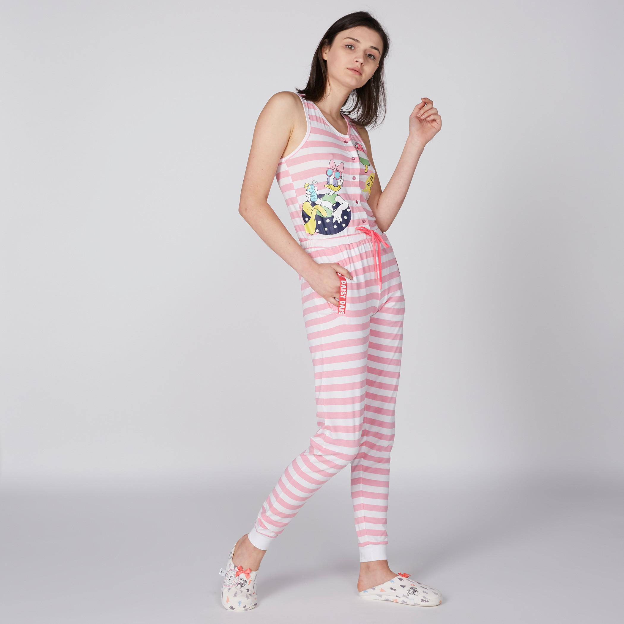 أفرول دون أكمام بجيوب ورباط وطبعات دايزي داك-women-clothing-nightwear-nighties-image-1