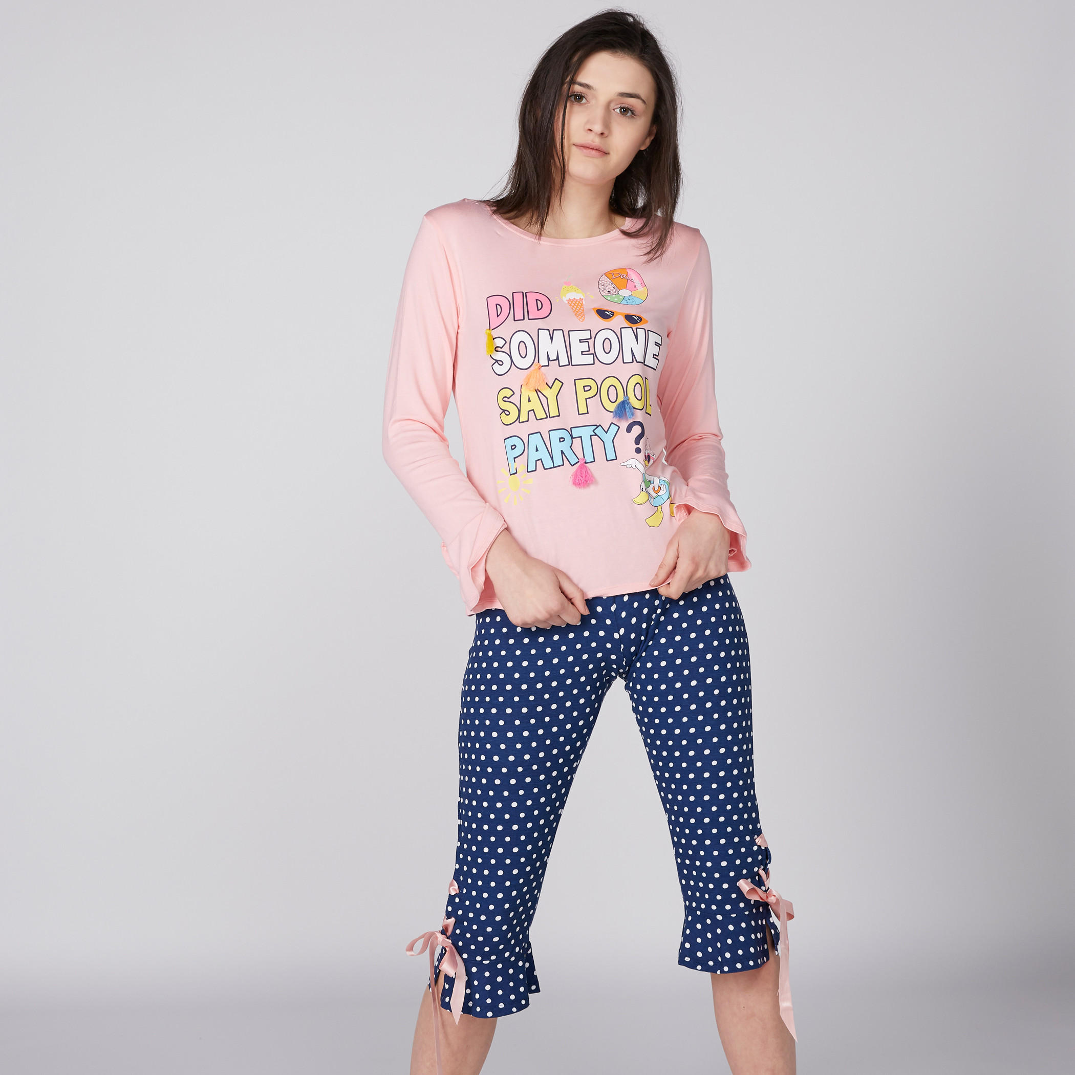 طقم بنطال بيجاما بطول 3/4 وفيونكة مع تيشيرت بأكمام طويلة وطبعات-women-clothing-nightwear-pyjamas-longsets-image-1