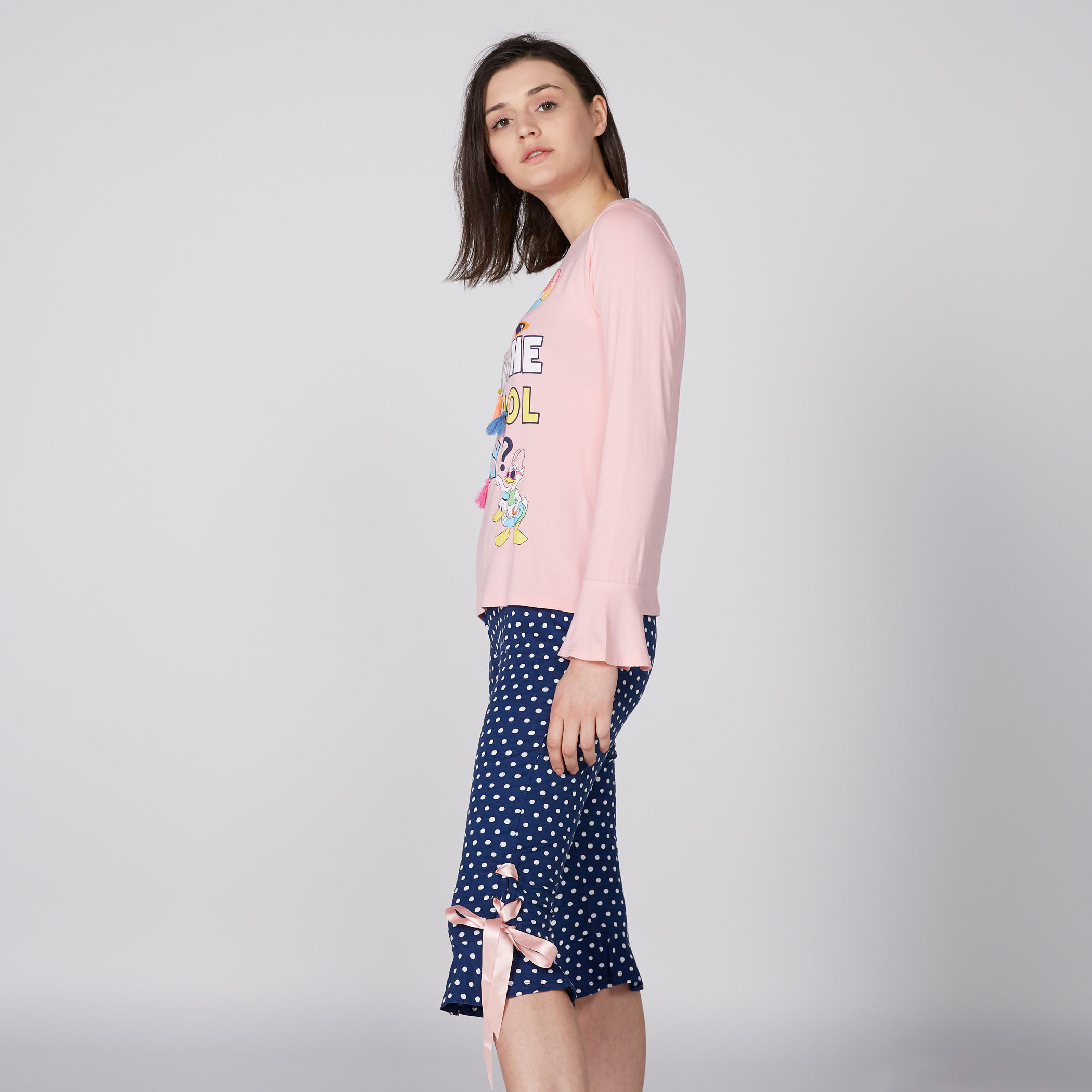 طقم بنطال بيجاما بطول 3/4 وفيونكة مع تيشيرت بأكمام طويلة وطبعات-women-clothing-nightwear-pyjamas-longsets-image-2