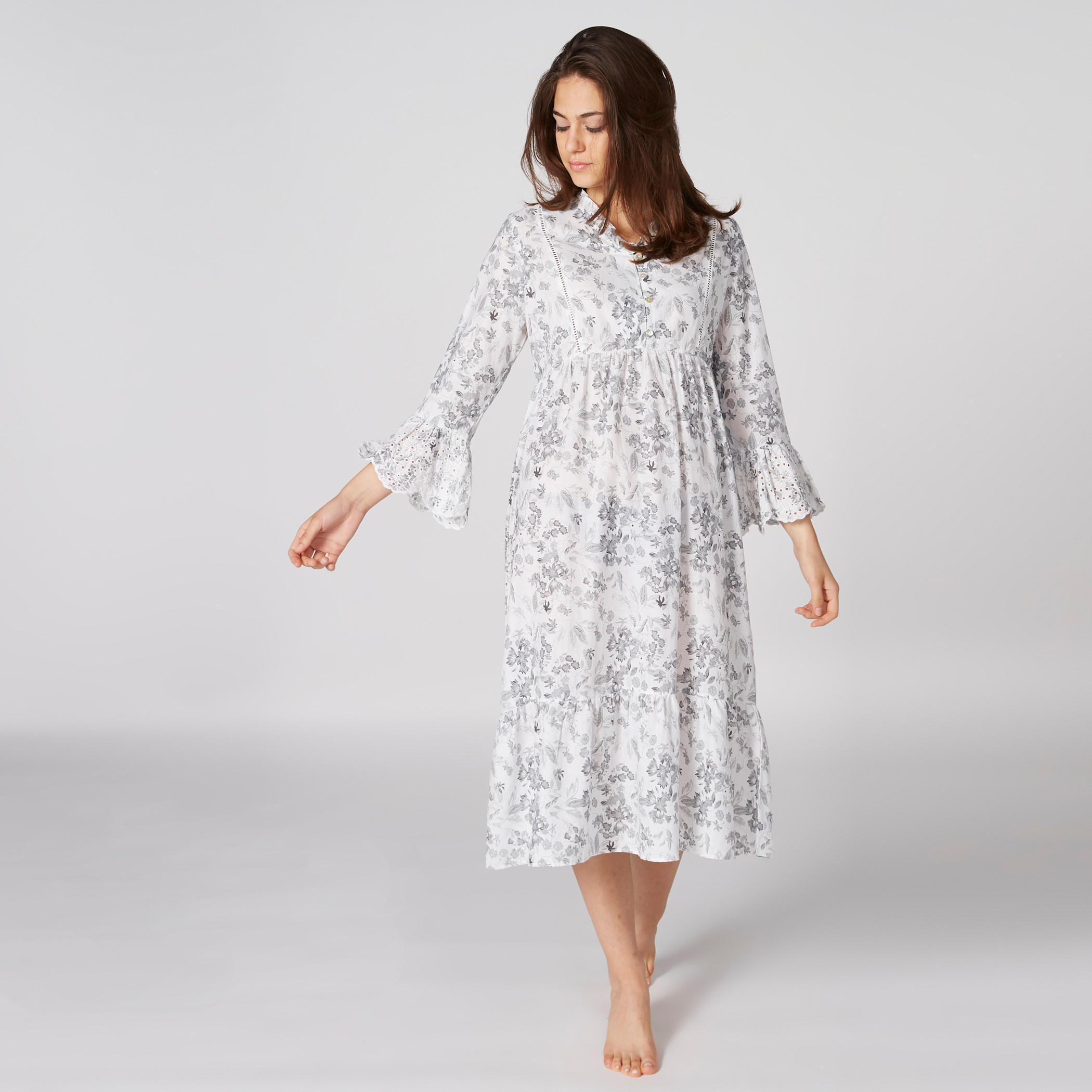 قميص نوم متوسط الطول بتفاصيل مطرّزة وطبعات-women-clothing-nightwear-nighties-image-1