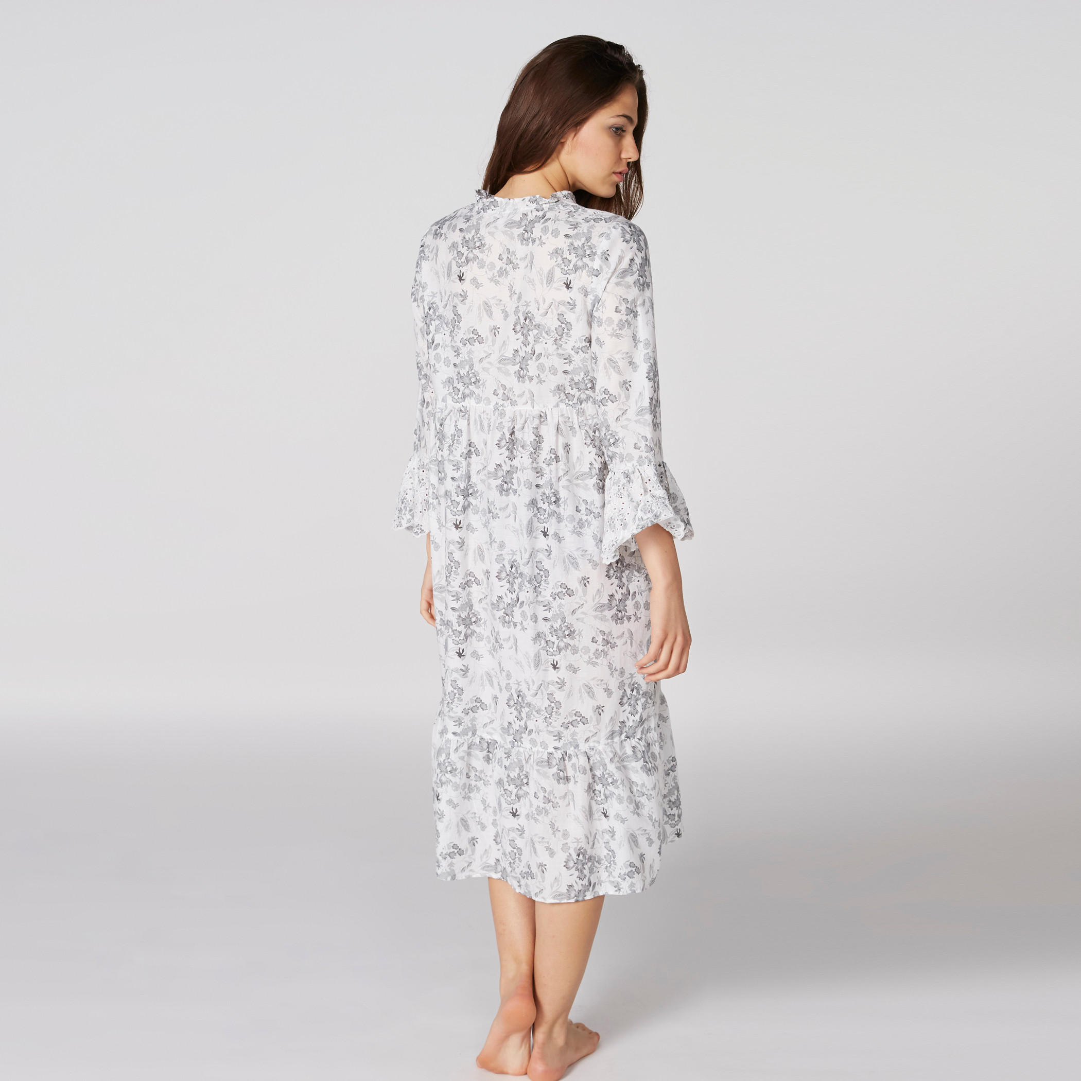 قميص نوم متوسط الطول بتفاصيل مطرّزة وطبعات-women-clothing-nightwear-nighties-image-2