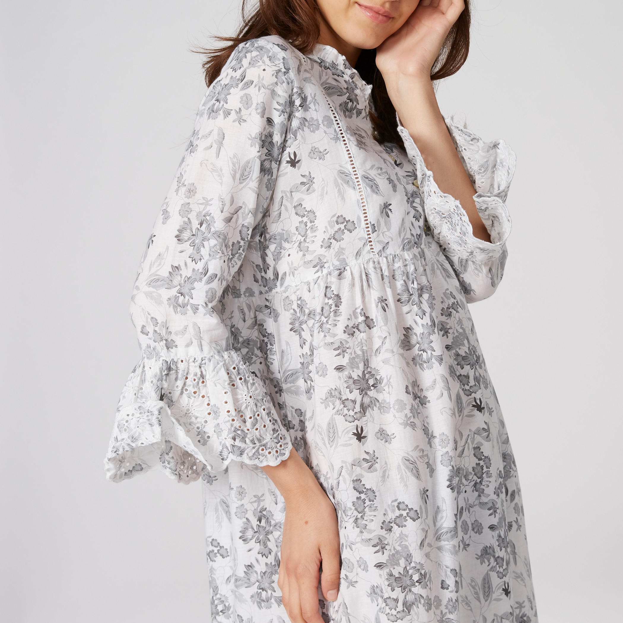 قميص نوم متوسط الطول بتفاصيل مطرّزة وطبعات-women-clothing-nightwear-nighties-image-3