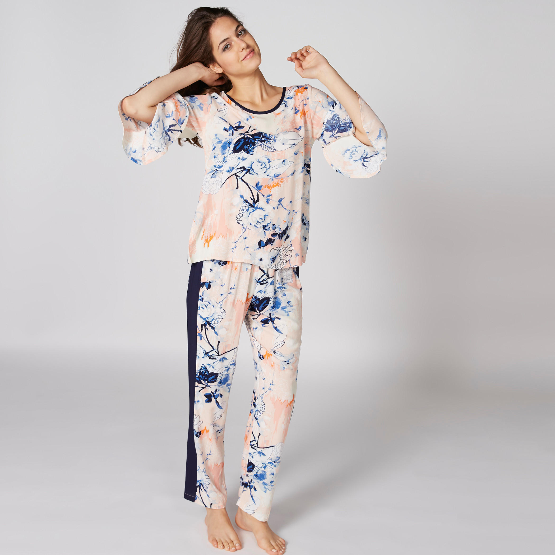 طقم بنطال بيجاما وبلوزة بياقة مستديرة وطبعات-women-clothing-nightwear-pyjamas-longsets-image-3