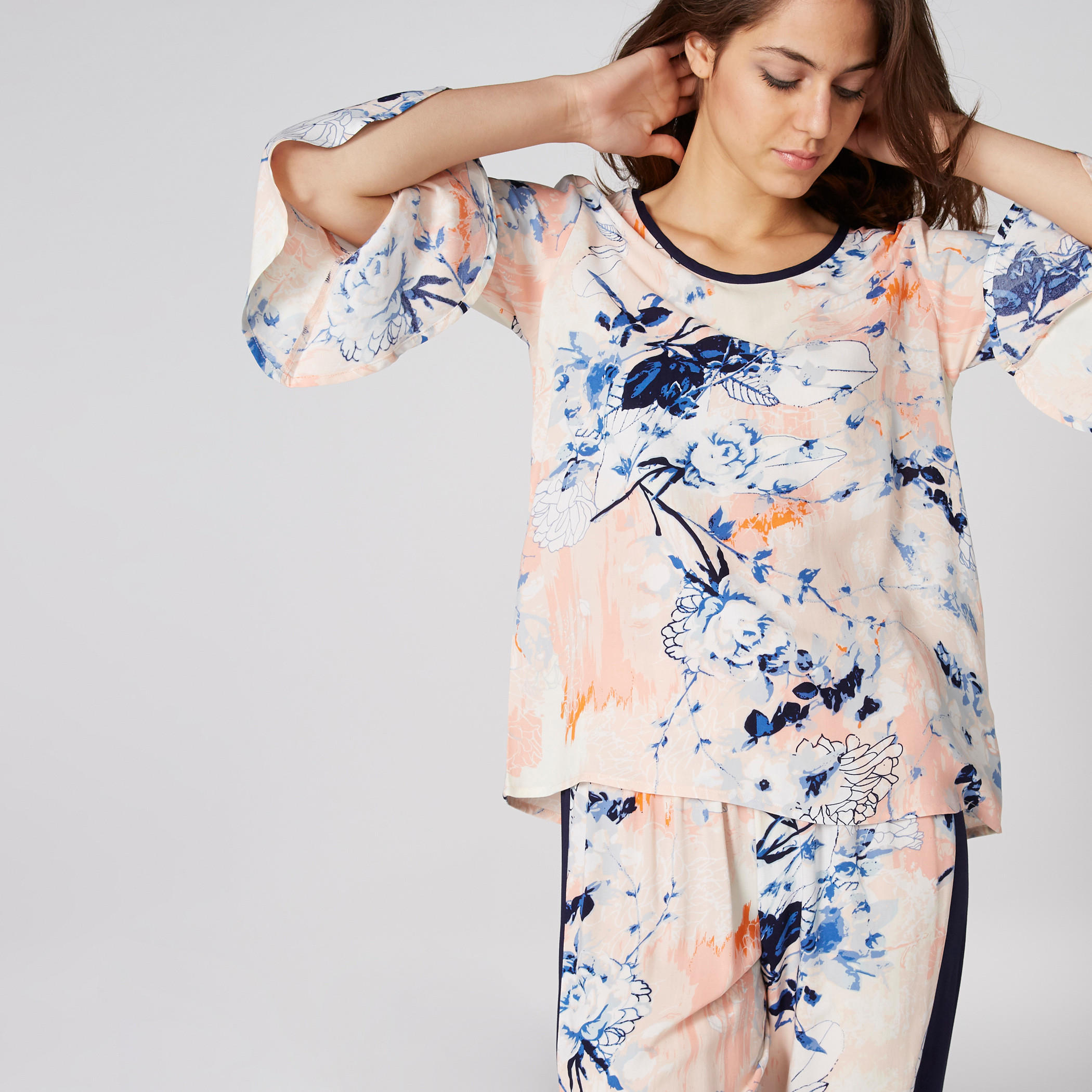 طقم بنطال بيجاما وبلوزة بياقة مستديرة وطبعات-women-clothing-nightwear-pyjamas-longsets-image-1