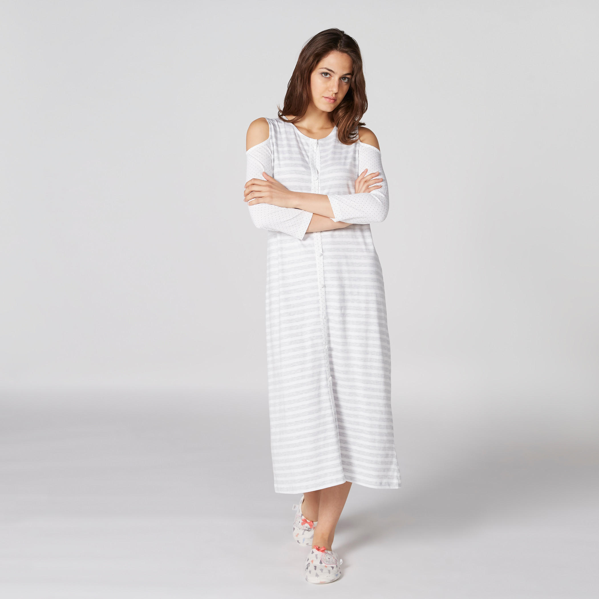 قميص نوم طويل ومقلّم بأكتاف مكشوفة-women-clothing-nightwear-nighties-image-1