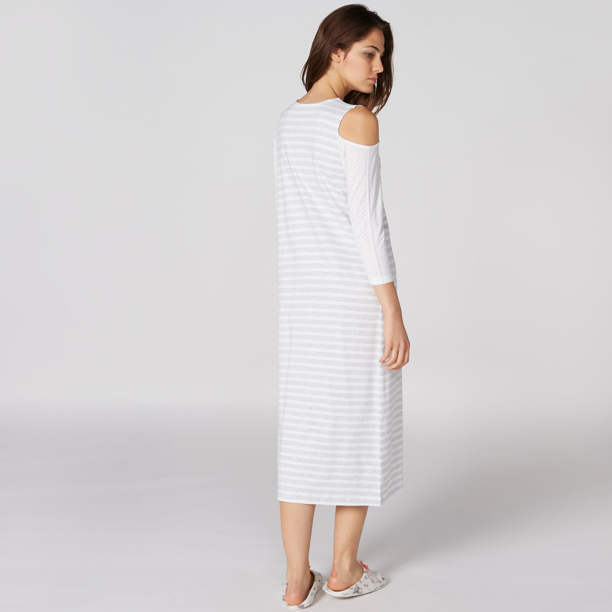 قميص نوم طويل ومقلّم بأكتاف مكشوفة-women-clothing-nightwear-nighties-image-2