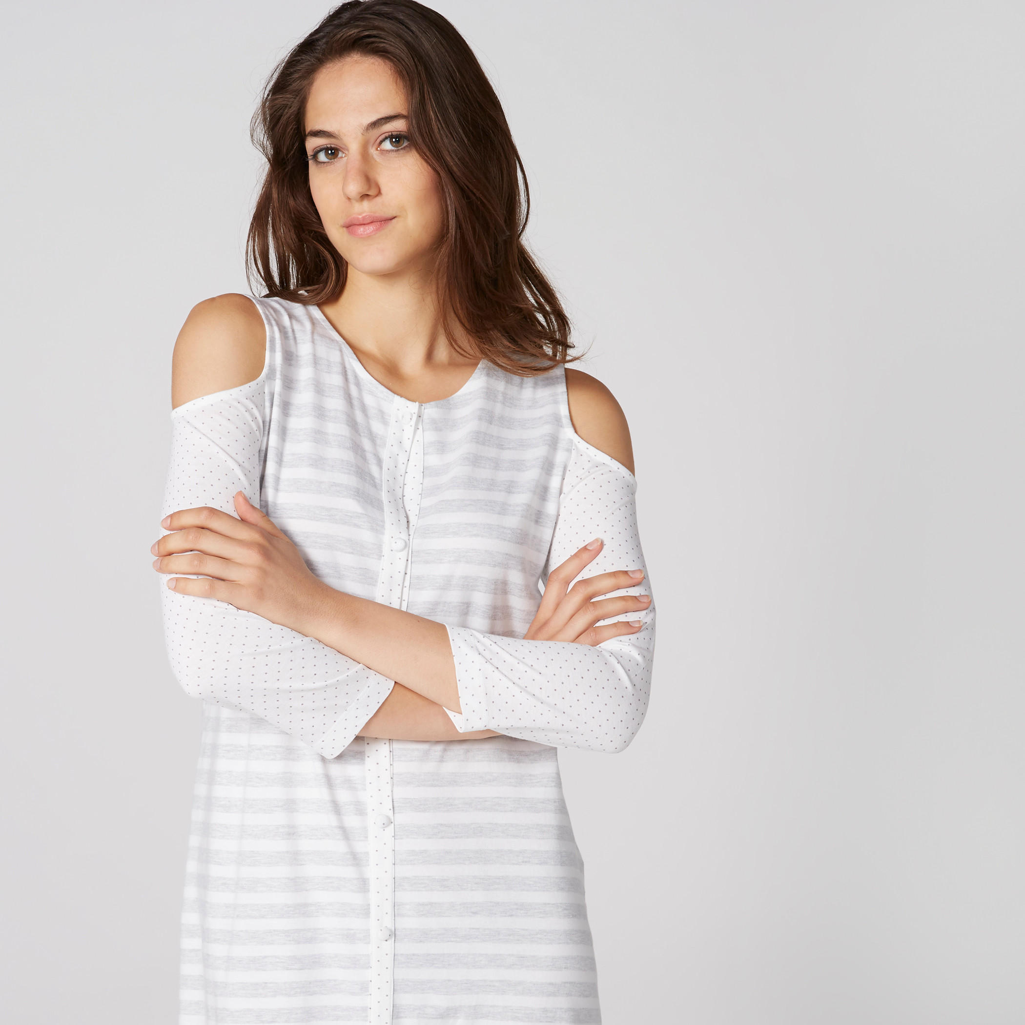 قميص نوم طويل ومقلّم بأكتاف مكشوفة-women-clothing-nightwear-nighties-image-3