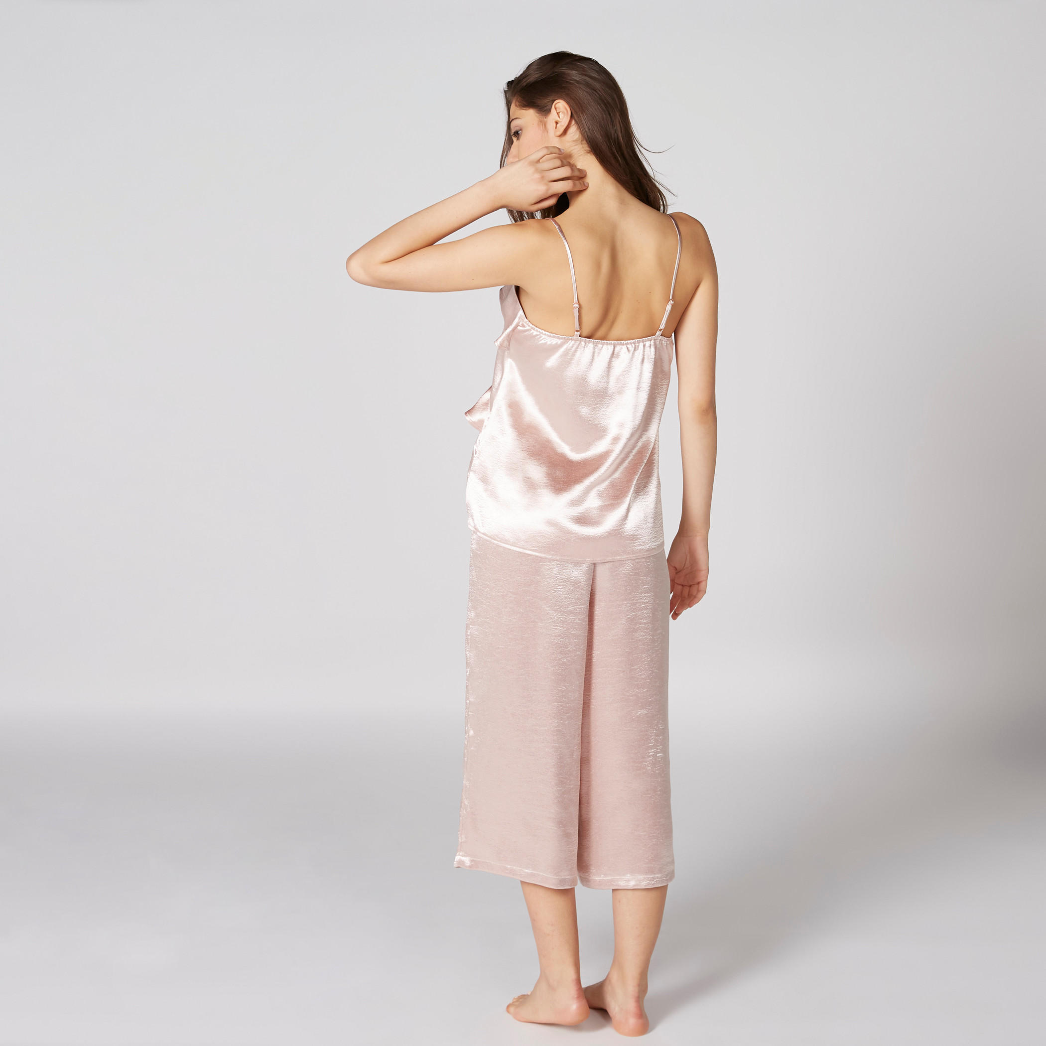 طقم بنطال 3/4 وبلوزة بياقة V وتفاصيل كشكش-women-clothing-nightwear-pyjamas-longsets-image-2