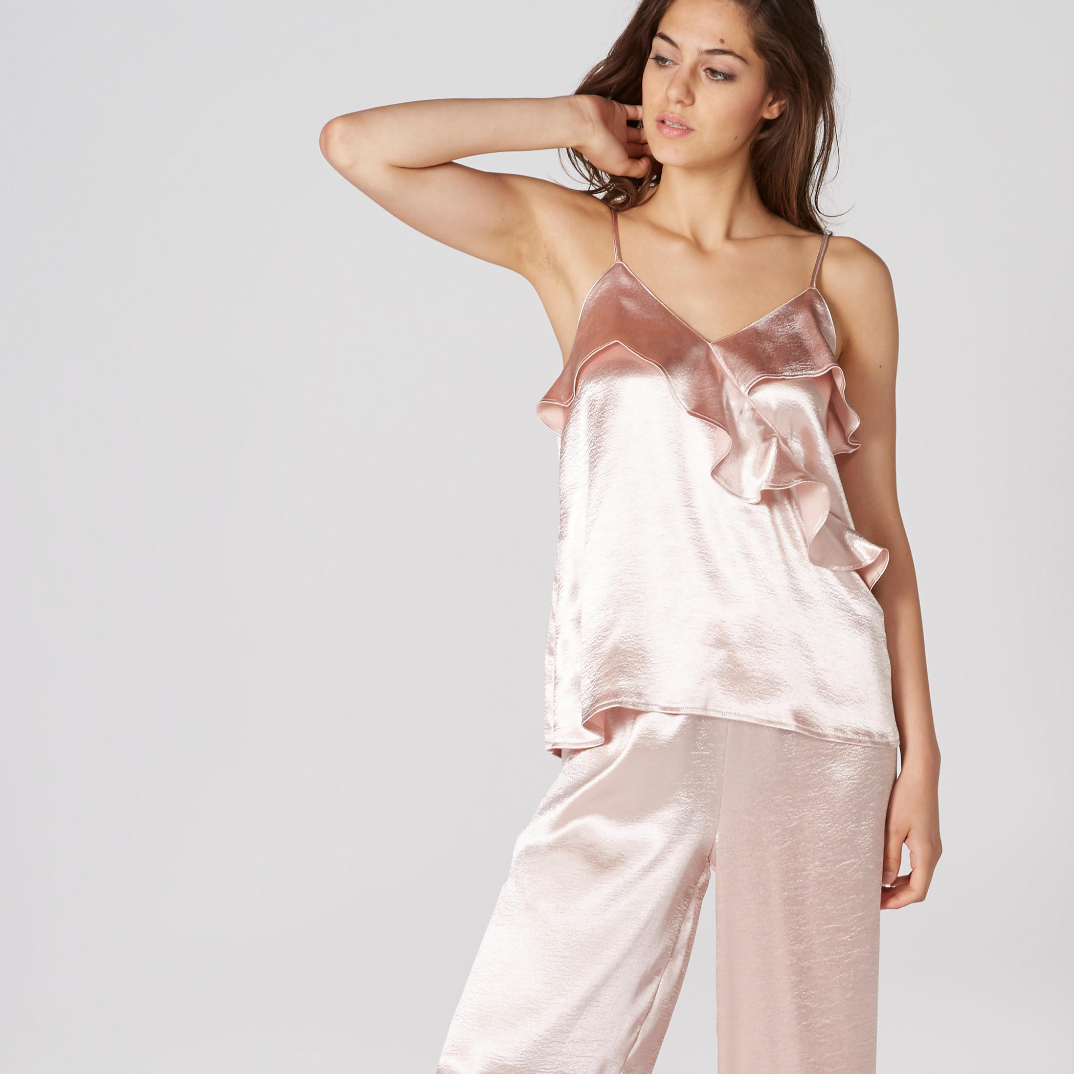 طقم بنطال 3/4 وبلوزة بياقة V وتفاصيل كشكش-women-clothing-nightwear-pyjamas-longsets-image-3