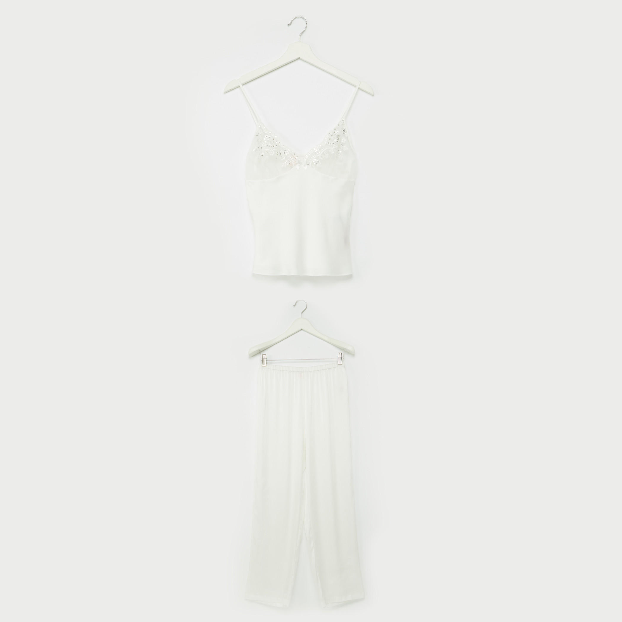 طقم بنطال بيجاما وبلوزة بياقة V وتفاصيل دانتيل-women-clothing-nightwear-pyjamas-longsets-image-1