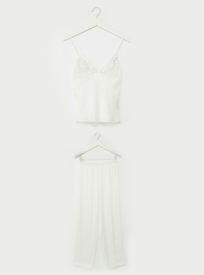 طقم بنطال بيجاما وبلوزة بياقة V وتفاصيل دانتيل-women-clothing-nightwear-pyjamas-longsets-image-1