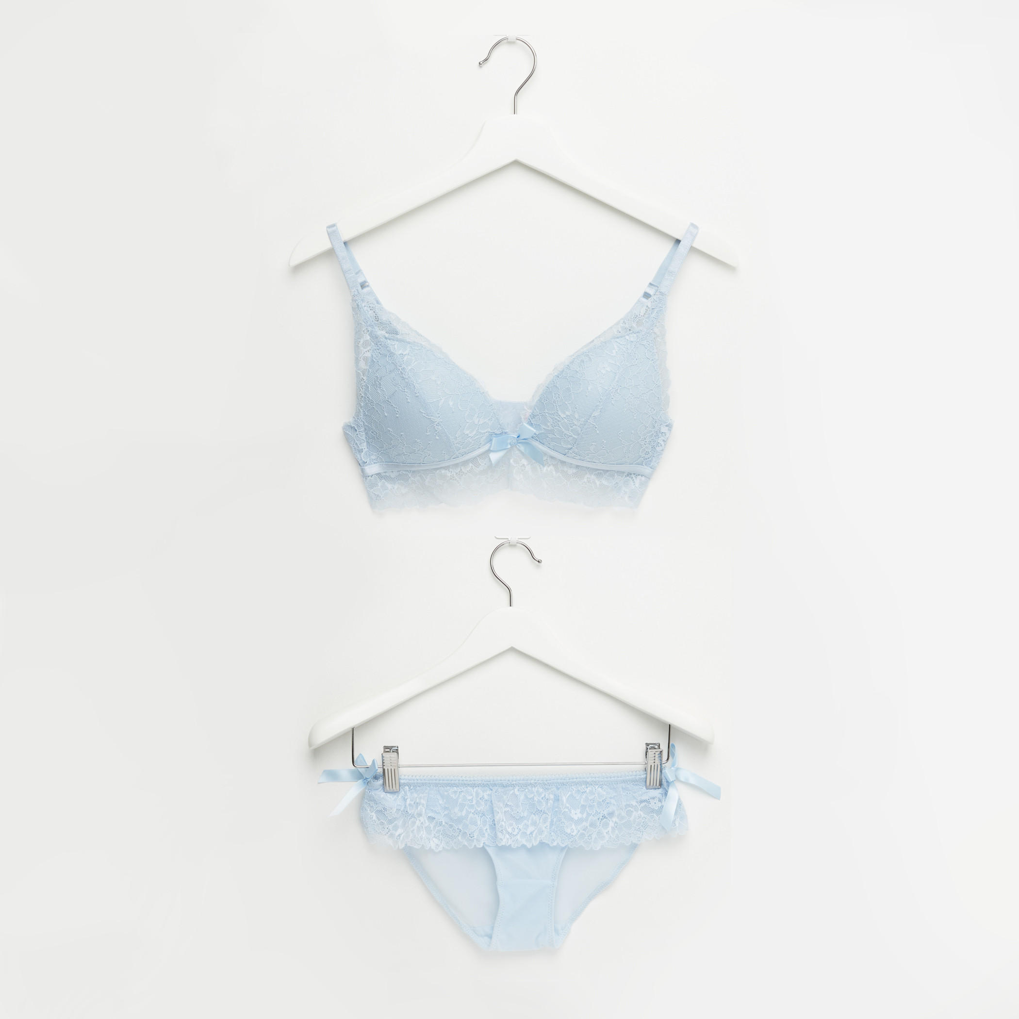 طقم سراويل داخلية وصدريّة مبطّنة بتفاصيل دانتيل-women-clothing-lingerie-lingeriesets-image-1