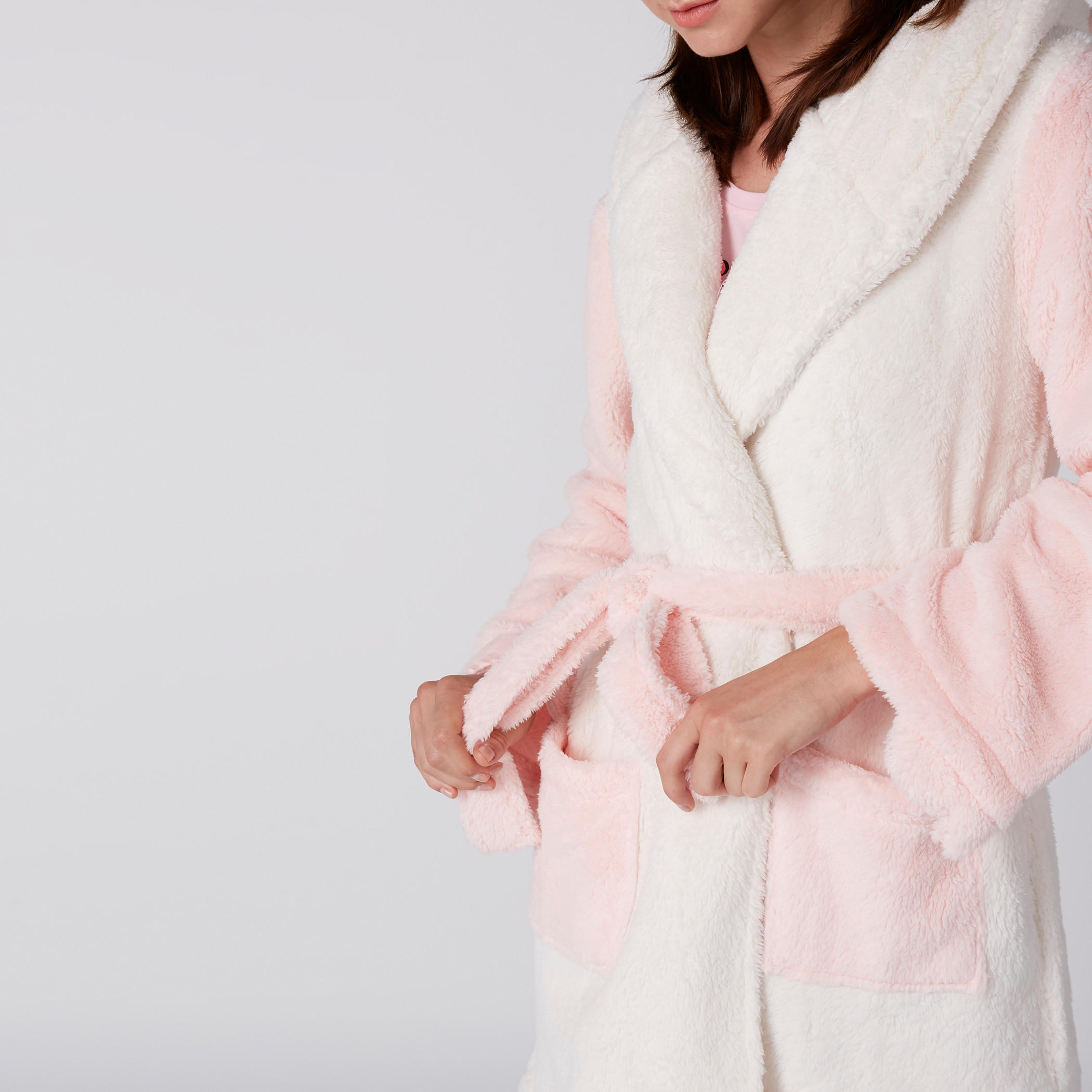 روب حمام قطيفة بجيوب وقبعة-women-clothing-nightwear-robes-image-5