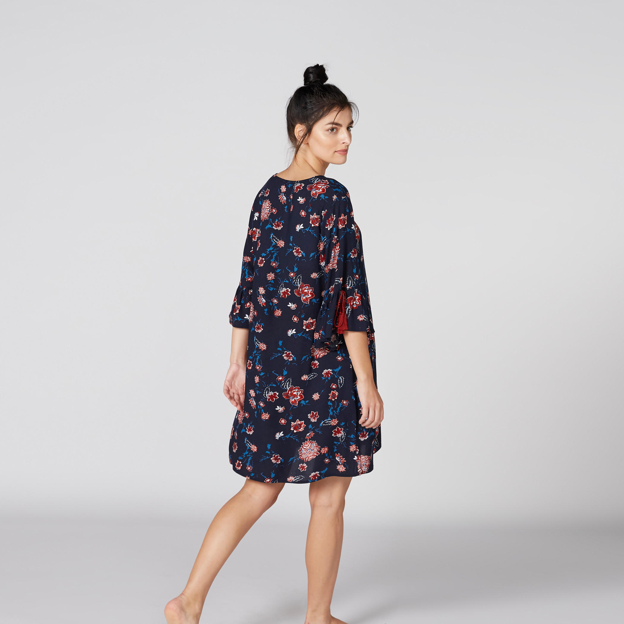 قميص نوم بياقة V وأكمام واسعة وحزام رباط - طقم من قطعتين-women-clothing-nightwear-nighties-image-2