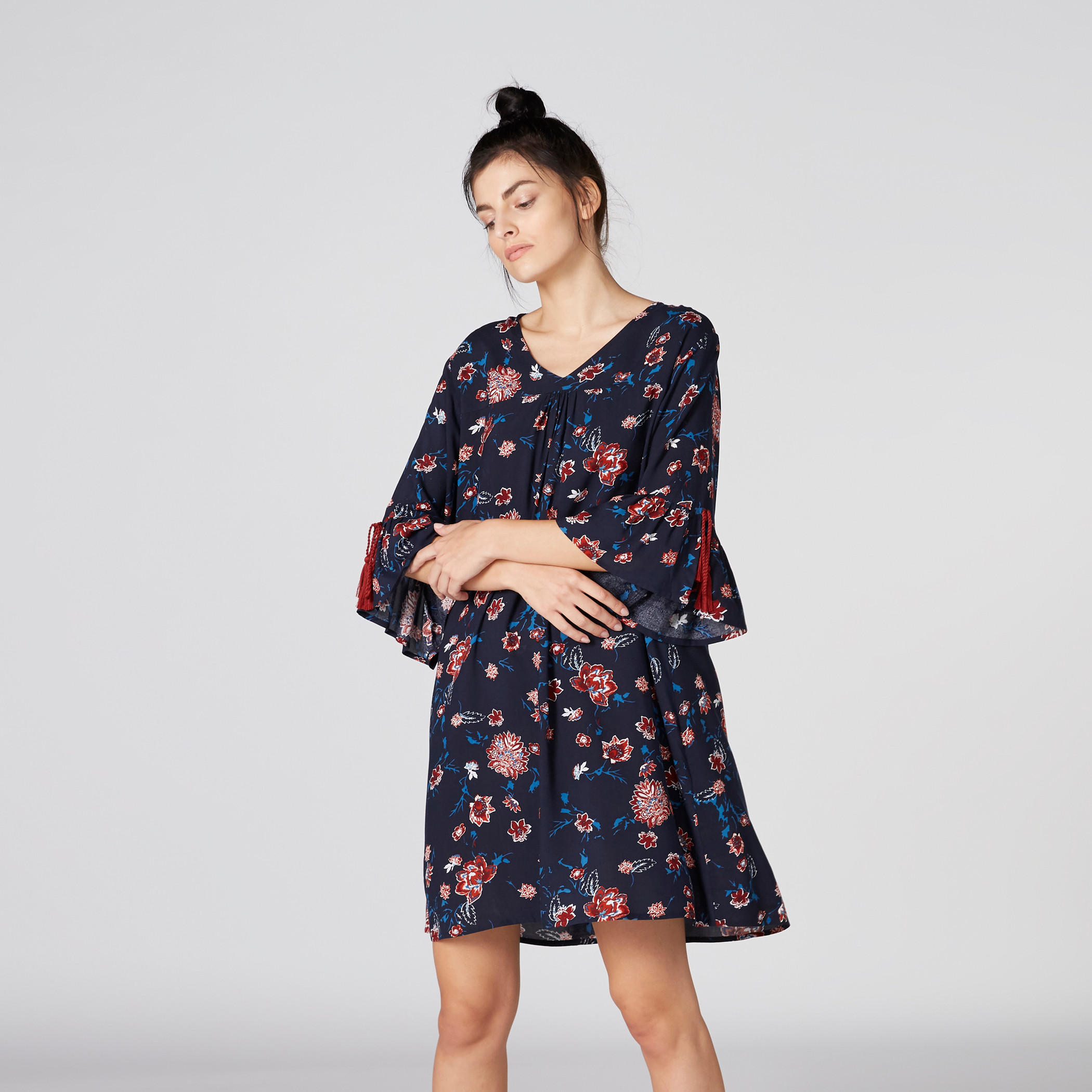 قميص نوم بياقة V وأكمام واسعة وحزام رباط - طقم من قطعتين-women-clothing-nightwear-nighties-image-6