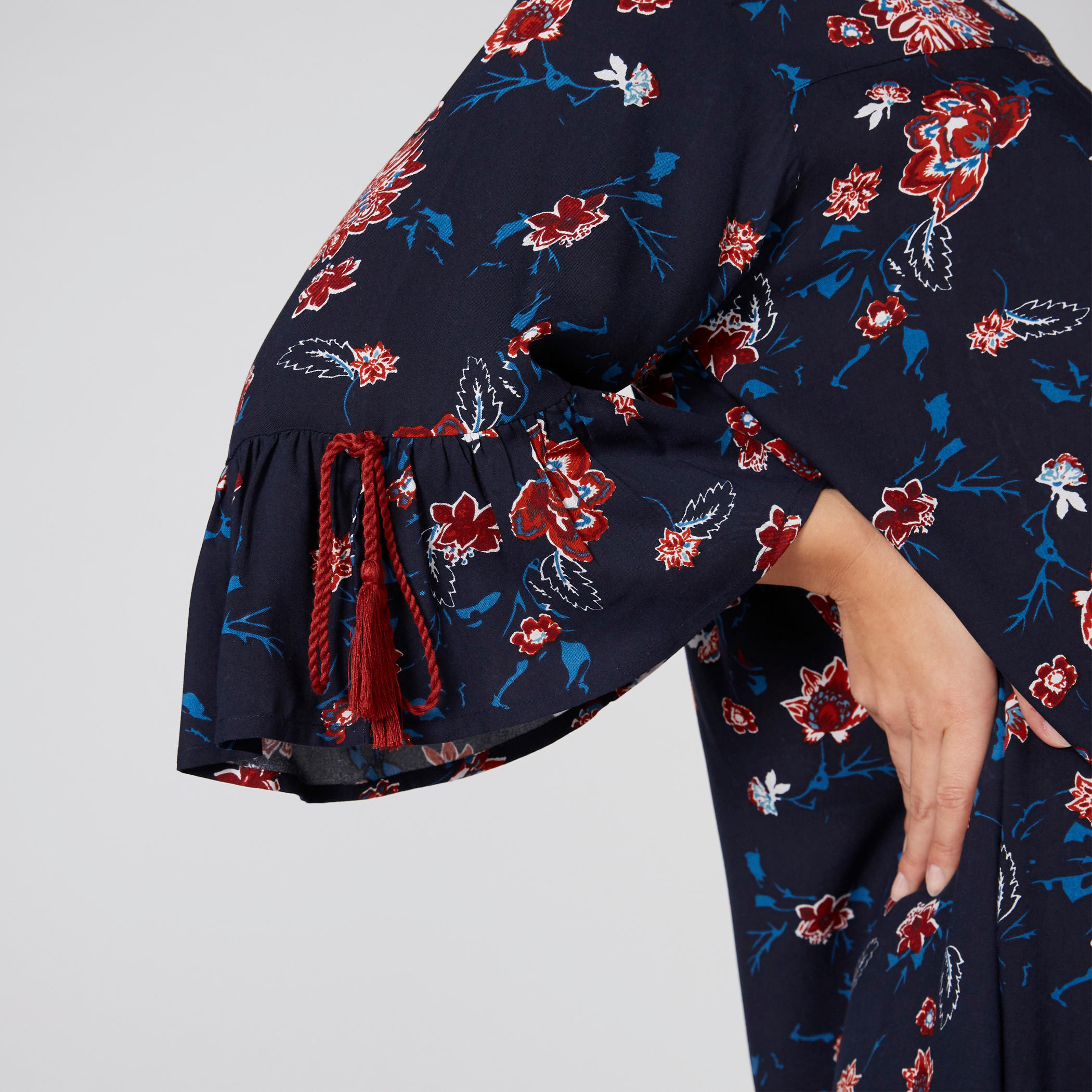 قميص نوم بياقة V وأكمام واسعة وحزام رباط - طقم من قطعتين-women-clothing-nightwear-nighties-image-8