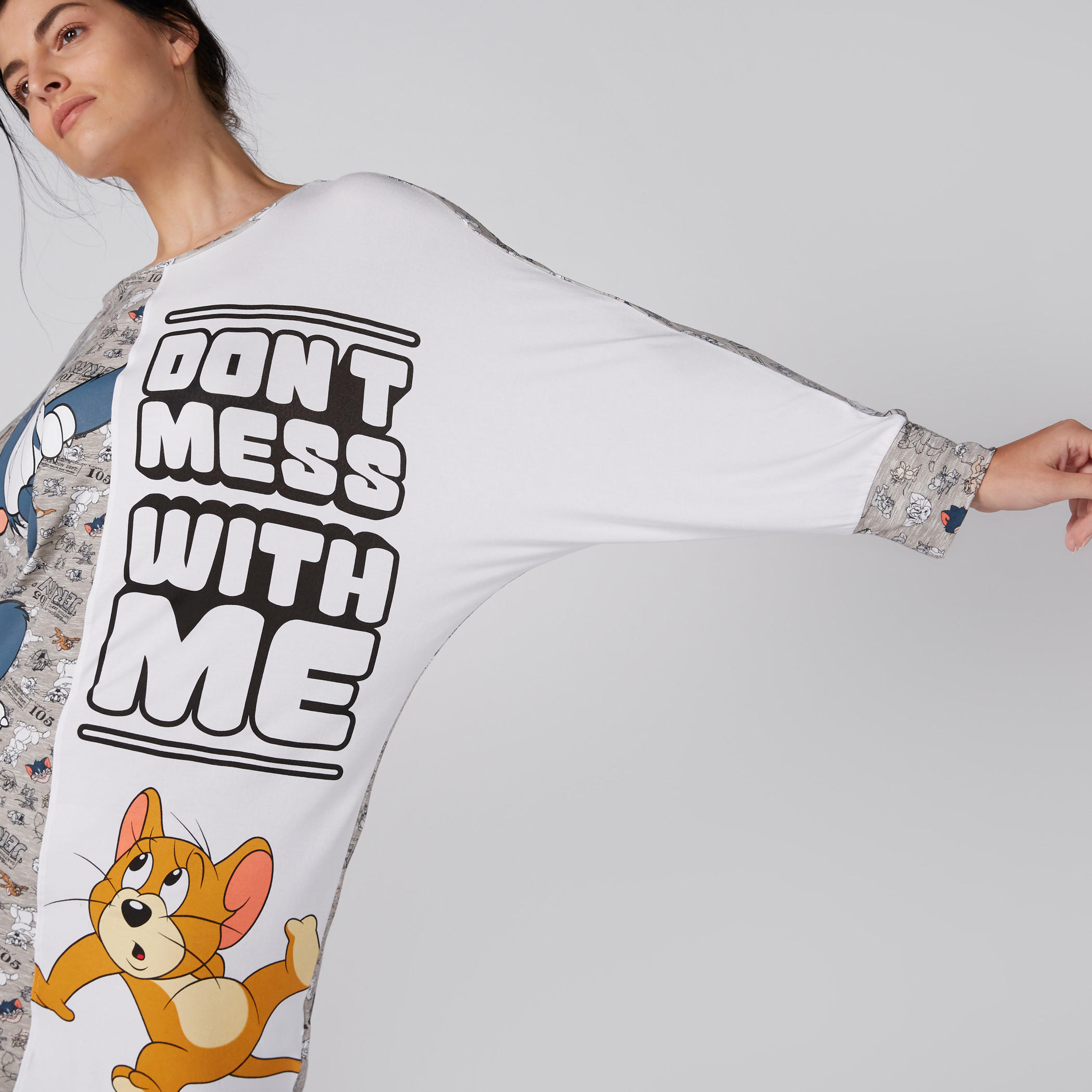 قميص نوم بياقة مستديرة وأكمام طويلة وطبعات توم أند جيري-women-clothing-nightwear-pyjamas-tops-image-4