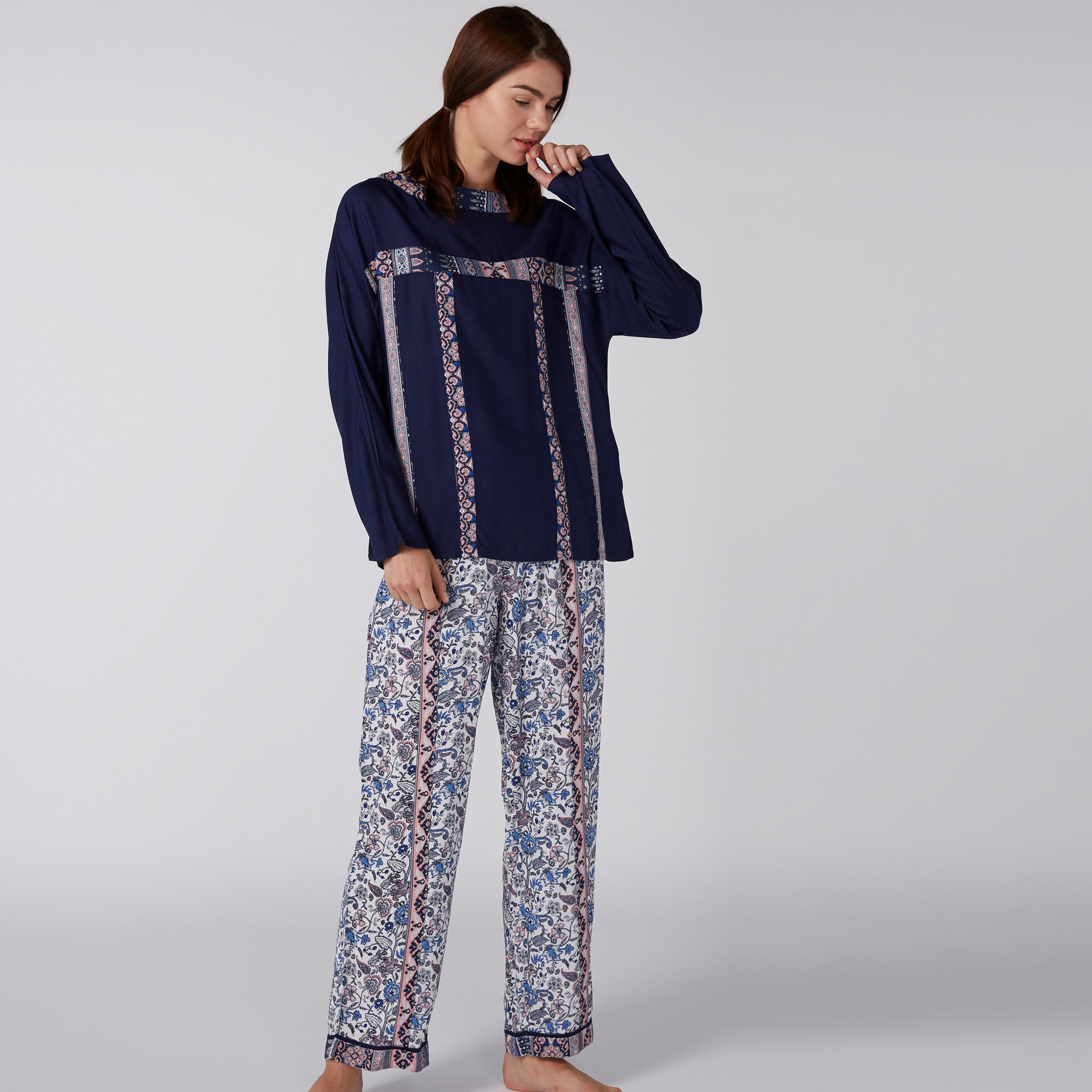 طقم بيجاما من بلوزة وبنطال بطبعات-women-clothing-nightwear-pyjamas-longsets-image-4