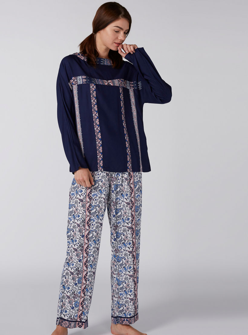 طقم بيجاما من بلوزة وبنطال بطبعات-women-clothing-nightwear-pyjamas-longsets-image-4